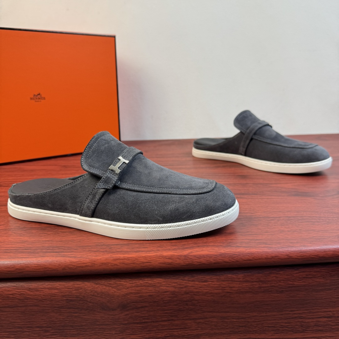 NO:833172,【Hermès】Hermès Mix Mules, new men’s half-slip shoes!  Select high-quality calfskin leather/sued calfskin leather, classic leather buckle straps of the same color and 'H' metal buckle decorative details. Covered stitching stitching upper, simple and light luxury style, focusing on creating a comfortable and modern style!  Full calfskin lining, elastic band opening and closing method, genuine leather foot layer, leather texture and texture, careful selection, craftsmanship, and plaid rubber soft sole, all of which are flexible and comfortable, wear-resistant and non-slip!  There are two styles of calfskin and suede, and multiple leather colors are available for interpretation. It is versatile and suitable for all needs in various scenes. It is a must-have style for men's shoe cabinets. It is highly recommended to buy it. It comes in a complete package!  Size 39-40-41-42-43-44 leather shoe size (38.45.46 can be customized) Item number suede dark gray, hermes, hermes, cowhide19860909【Hermès】爱马仕 Mix穆勒鞋 新款男士半拖！ 甄选优质小牛皮皮革/反绒小牛皮皮革,经典同色皮革扣带装饰 “H”金属扣装饰细节.封盖式样缝合拼接鞋面,简约轻奢风格,注重打造舒适现代风格！全小牛皮内里,松紧带开合方式,真皮垫脚层,皮料质感纹路看细节,精心挑选,匠心工艺,搭配格纹橡胶软底,皆顾柔韧舒适,耐磨防滑！ 小牛皮与反绒皮两种曲风,多重皮革颜色尽情演绎,百搭于各类场景所有需求,男士鞋橱必备款式,强烈推荐入手,全套包装！ 尺码39-40-41-42-43-44皮鞋尺码（可定制38.45.46） 货号反绒 深灰,,hermes,hermes,cowhide,Men's shoes