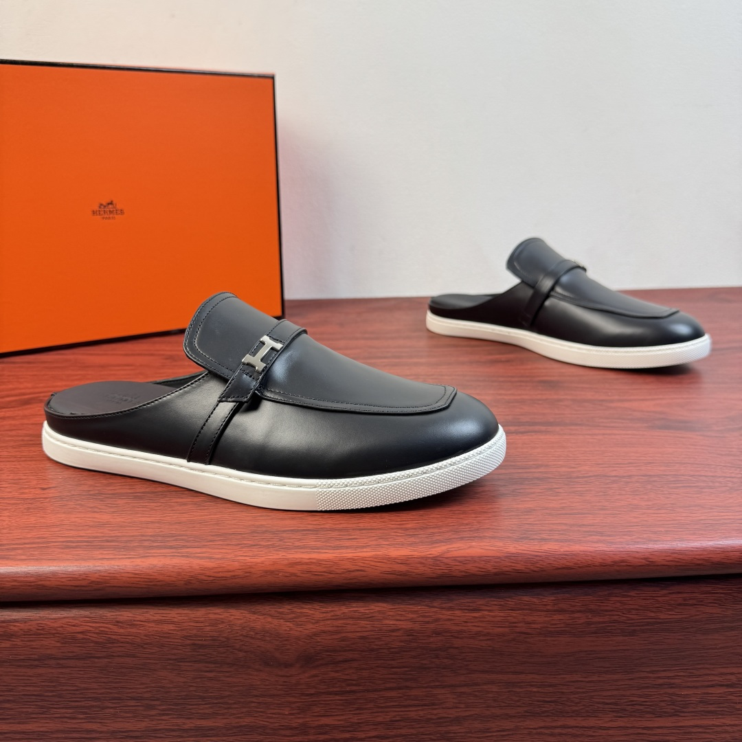 NO:833180,【Hermès】Hermès Mix Mules, new men’s half-slip shoes!  Select high-quality calfskin leather/sued calfskin leather, classic leather buckle straps of the same color and 'H' metal buckle decorative details. Covered stitching stitching upper, simple and light luxury style, focusing on creating a comfortable and modern style!  Full calfskin lining, elastic band opening and closing method, genuine leather foot layer, leather texture and texture, careful selection, craftsmanship, and plaid rubber soft sole, all of which are flexible and comfortable, wear-resistant and non-slip!  There are two styles of calfskin and suede, and multiple leather colors are available for interpretation. It is versatile and suitable for all needs in various scenes. It is a must-have style for men's shoe cabinets. It is highly recommended to buy it. It comes in a complete package!  Size 39-40-41-42-43-44 leather shoe size (can be customized to 38.45.46) Item number smooth leather black, hermes, hermes, cowhide19860909【Hermès】爱马仕 Mix穆勒鞋 新款男士半拖！ 甄选优质小牛皮皮革/反绒小牛皮皮革,经典同色皮革扣带装饰 “H”金属扣装饰细节.封盖式样缝合拼接鞋面,简约轻奢风格,注重打造舒适现代风格！全小牛皮内里,松紧带开合方式,真皮垫脚层,皮料质感纹路看细节,精心挑选,匠心工艺,搭配格纹橡胶软底,皆顾柔韧舒适,耐磨防滑！ 小牛皮与反绒皮两种曲风,多重皮革颜色尽情演绎,百搭于各类场景所有需求,男士鞋橱必备款式,强烈推荐入手,全套包装！ 尺码39-40-41-42-43-44皮鞋尺码（可定制38.45.46） 货号光面皮 黑色,,hermes,hermes,cowhide,Men's shoes