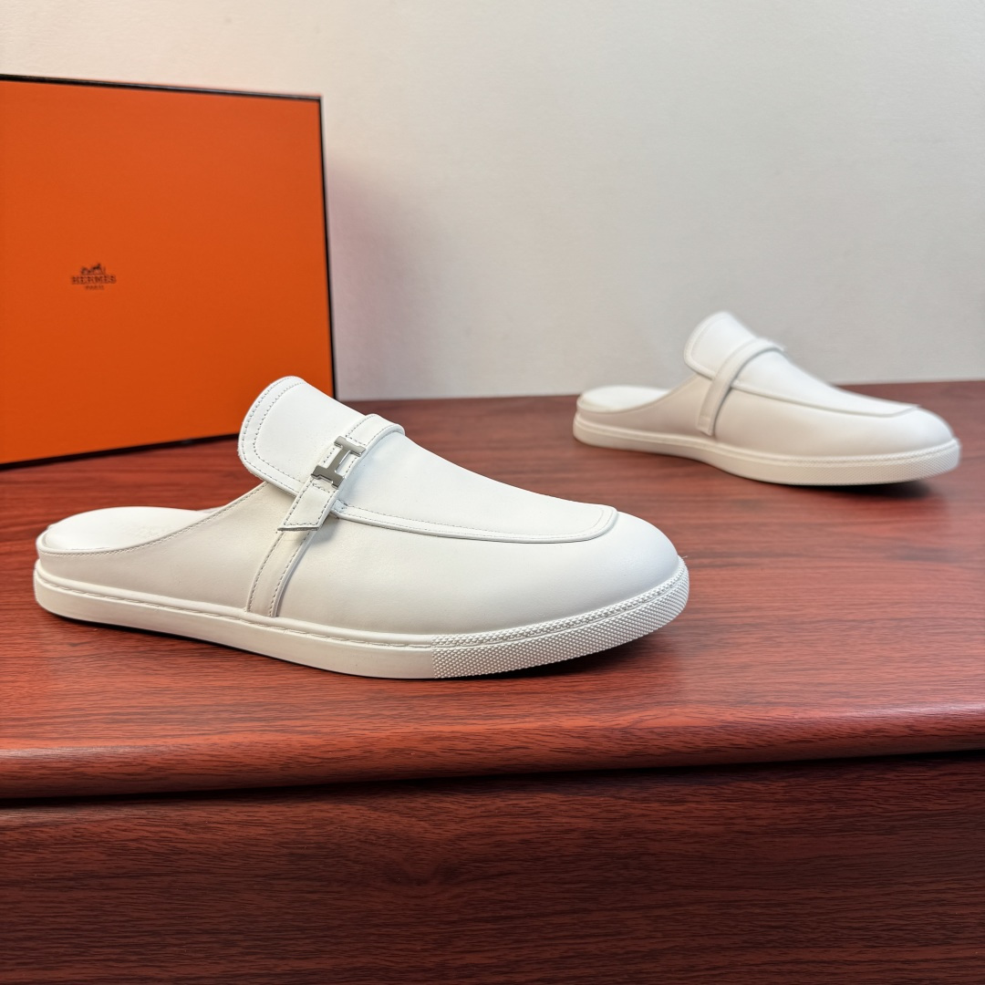 NO:833189,【Hermès】Hermès Mix Mules, new men’s half-slip shoes!  Select high-quality calfskin leather/sued calfskin leather, classic leather buckle straps of the same color and 'H' metal buckle decorative details. Covered stitching stitching upper, simple and light luxury style, focusing on creating a comfortable and modern style!  Full calfskin lining, elastic band opening and closing method, genuine leather foot layer, leather texture and texture, careful selection, craftsmanship, and plaid rubber soft sole, all of which are flexible and comfortable, wear-resistant and non-slip!  There are two styles of calfskin and suede, and multiple leather colors are available for interpretation. It is versatile and suitable for all needs in various scenes. It is a must-have style for men's shoe cabinets. It is highly recommended to buy it. It comes in a complete package!  Size 39-40-41-42-43-44 leather shoe size (can be customized to 38.45.46) Item number smooth leather white, hermes, hermes, cowhide19860909【Hermès】爱马仕 Mix穆勒鞋 新款男士半拖！ 甄选优质小牛皮皮革/反绒小牛皮皮革,经典同色皮革扣带装饰 “H”金属扣装饰细节.封盖式样缝合拼接鞋面,简约轻奢风格,注重打造舒适现代风格！全小牛皮内里,松紧带开合方式,真皮垫脚层,皮料质感纹路看细节,精心挑选,匠心工艺,搭配格纹橡胶软底,皆顾柔韧舒适,耐磨防滑！ 小牛皮与反绒皮两种曲风,多重皮革颜色尽情演绎,百搭于各类场景所有需求,男士鞋橱必备款式,强烈推荐入手,全套包装！ 尺码39-40-41-42-43-44皮鞋尺码（可定制38.45.46） 货号光面皮 白色,,hermes,hermes,cowhide,Men's shoes