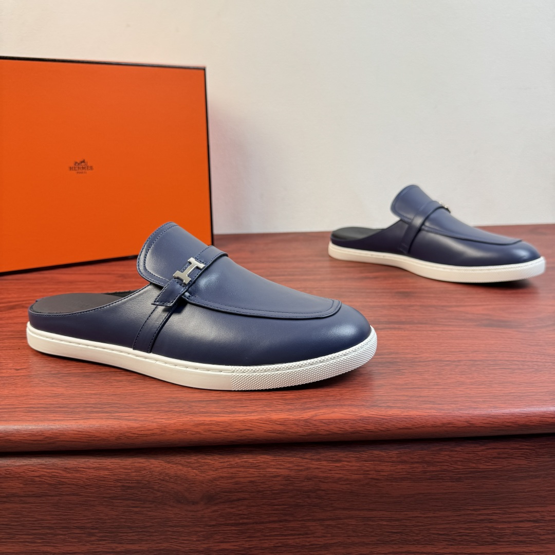 NO:833197,【Hermès】Hermès Mix Mules, new men’s half-slip shoes!  Select high-quality calfskin leather/sued calfskin leather, classic leather buckle straps of the same color and 'H' metal buckle decorative details. Covered stitching stitching upper, simple and light luxury style, focusing on creating a comfortable and modern style!  Full calfskin lining, elastic band opening and closing method, genuine leather foot layer, leather texture and texture, careful selection, craftsmanship, and plaid rubber soft sole, all of which are flexible and comfortable, wear-resistant and non-slip!  There are two styles of calfskin and suede, and multiple leather colors are available for interpretation. It is versatile and suitable for all needs in various scenes. It is a must-have style for men's shoe cabinets. It is highly recommended to buy it. It comes in a complete package!  Size 39-40-41-42-43-44 leather shoe size (can be customized to 38.45.46) Item number smooth leather blue, hermes, hermes, cowhide19860909【Hermès】爱马仕 Mix穆勒鞋 新款男士半拖！ 甄选优质小牛皮皮革/反绒小牛皮皮革,经典同色皮革扣带装饰 “H”金属扣装饰细节.封盖式样缝合拼接鞋面,简约轻奢风格,注重打造舒适现代风格！全小牛皮内里,松紧带开合方式,真皮垫脚层,皮料质感纹路看细节,精心挑选,匠心工艺,搭配格纹橡胶软底,皆顾柔韧舒适,耐磨防滑！ 小牛皮与反绒皮两种曲风,多重皮革颜色尽情演绎,百搭于各类场景所有需求,男士鞋橱必备款式,强烈推荐入手,全套包装！ 尺码39-40-41-42-43-44皮鞋尺码（可定制38.45.46） 货号光面皮 蓝色,,hermes,hermes,cowhide,Men's shoes
