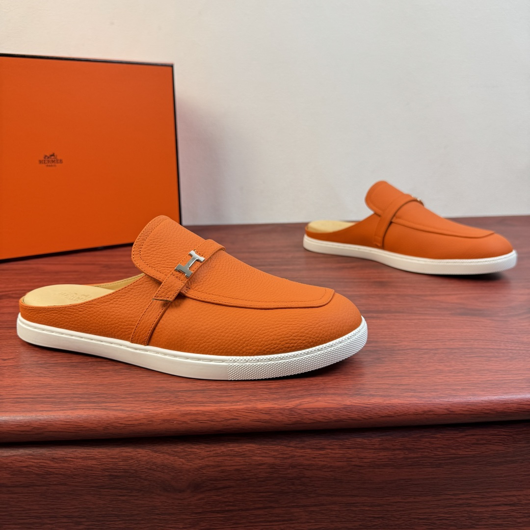 NO:833205,【Hermès】Hermès Mix Mules, new men’s half-slip shoes!  Select high-quality calfskin leather/sued calfskin leather, classic leather buckle straps of the same color and 'H' metal buckle decorative details. Covered stitching stitching upper, simple and light luxury style, focusing on creating a comfortable and modern style!  Full calfskin lining, elastic band opening and closing method, genuine leather foot layer, leather texture and texture, careful selection, craftsmanship, and plaid rubber soft sole, all of which are flexible and comfortable, wear-resistant and non-slip!  There are two styles of calfskin and suede, and multiple leather colors are available for interpretation. It is versatile and suitable for all needs in various scenes. It is a must-have style for men's shoe cabinets. It is highly recommended to buy it. It comes in a complete package!  Size 39-40-41-42-43-44 Leather shoe size (38.45.46 can be customized) Item number Leather surface Orange, hermes, hermes, cowhide19860909【Hermès】爱马仕 Mix穆勒鞋 新款男士半拖！ 甄选优质小牛皮皮革/反绒小牛皮皮革,经典同色皮革扣带装饰 “H”金属扣装饰细节.封盖式样缝合拼接鞋面,简约轻奢风格,注重打造舒适现代风格！全小牛皮内里,松紧带开合方式,真皮垫脚层,皮料质感纹路看细节,精心挑选,匠心工艺,搭配格纹橡胶软底,皆顾柔韧舒适,耐磨防滑！ 小牛皮与反绒皮两种曲风,多重皮革颜色尽情演绎,百搭于各类场景所有需求,男士鞋橱必备款式,强烈推荐入手,全套包装！ 尺码39-40-41-42-43-44皮鞋尺码（可定制38.45.46） 货号皮面 橘色,,hermes,hermes,cowhide,Men's shoes