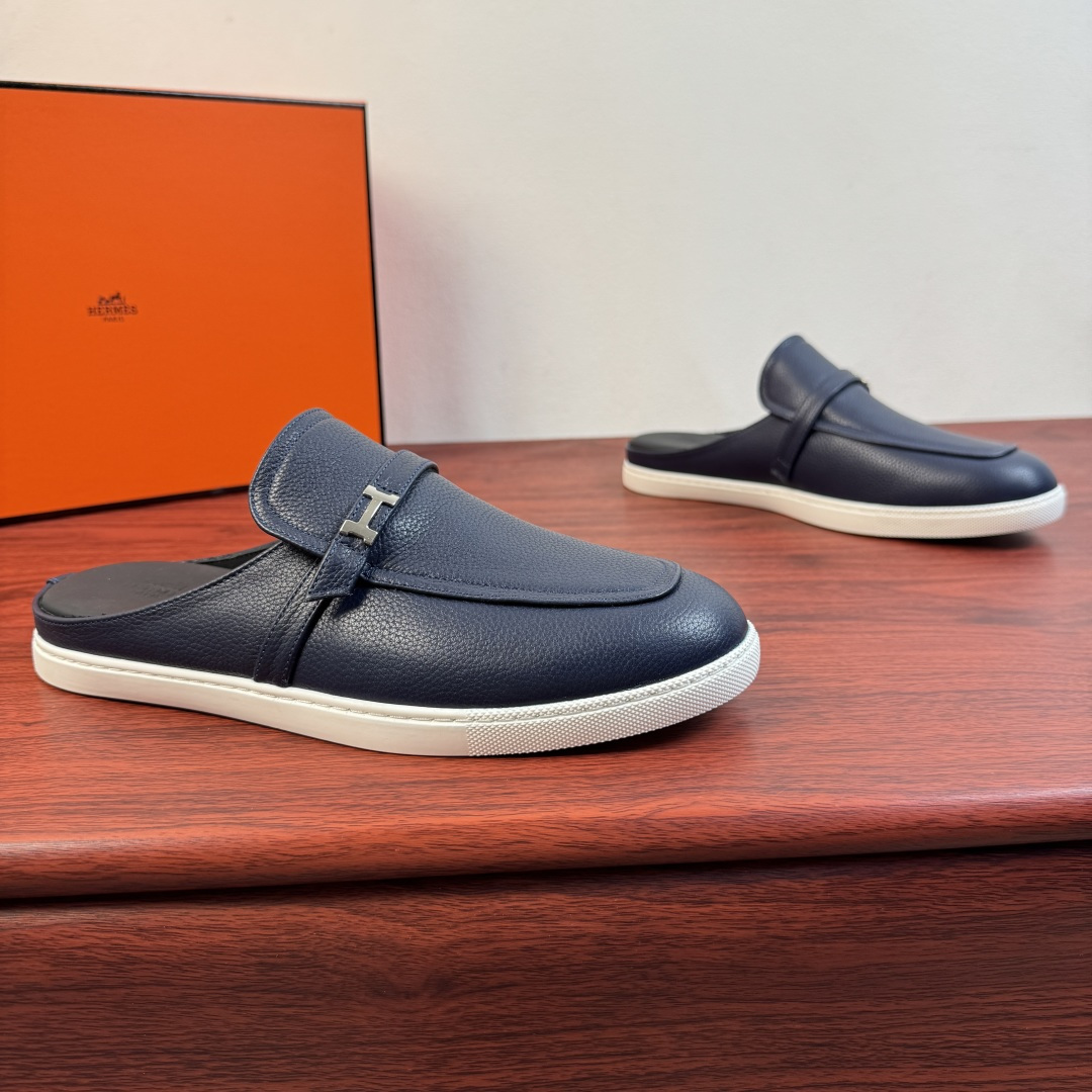 NO:833213,【Hermès】Hermès Mix Mules, new men’s half-slip shoes!  Select high-quality calfskin leather/sued calfskin leather, classic leather buckle straps of the same color and 'H' metal buckle decorative details. Covered stitching stitching upper, simple and light luxury style, focusing on creating a comfortable and modern style!  Full calfskin lining, elastic band opening and closing method, genuine leather foot layer, leather texture and texture, careful selection, craftsmanship, and plaid rubber soft sole, all of which are flexible and comfortable, wear-resistant and non-slip!  There are two styles of calfskin and suede, and multiple leather colors are available for interpretation. It is versatile and suitable for all needs in various scenes. It is a must-have style for men's shoe cabinets. It is highly recommended to buy it. It comes in a complete package!  Size 39-40-41-42-43-44 Leather shoe size (can be customized to 38.45.46) Item number leather blue, hermes, hermes, cowhide19860909【Hermès】爱马仕 Mix穆勒鞋 新款男士半拖！ 甄选优质小牛皮皮革/反绒小牛皮皮革,经典同色皮革扣带装饰 “H”金属扣装饰细节.封盖式样缝合拼接鞋面,简约轻奢风格,注重打造舒适现代风格！全小牛皮内里,松紧带开合方式,真皮垫脚层,皮料质感纹路看细节,精心挑选,匠心工艺,搭配格纹橡胶软底,皆顾柔韧舒适,耐磨防滑！ 小牛皮与反绒皮两种曲风,多重皮革颜色尽情演绎,百搭于各类场景所有需求,男士鞋橱必备款式,强烈推荐入手,全套包装！ 尺码39-40-41-42-43-44皮鞋尺码（可定制38.45.46） 货号皮面 蓝色,,hermes,hermes,cowhide,Men's shoes