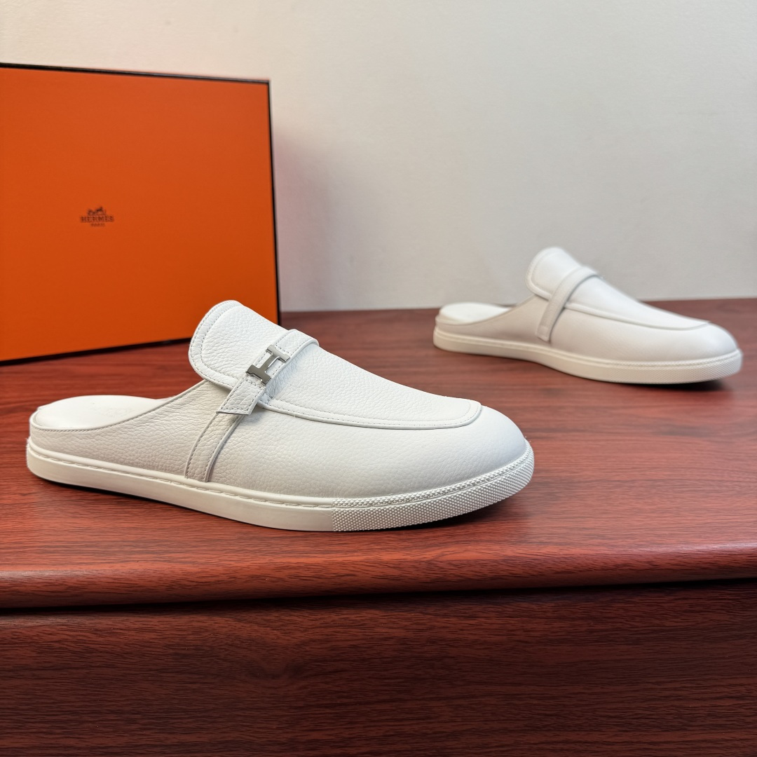 NO:833142,【Hermès】Hermès Mix Mules, new men’s half-slip shoes!  Select high-quality calfskin leather/sued calfskin leather, classic leather buckle straps of the same color and 'H' metal buckle decorative details. Covered stitching stitching upper, simple and light luxury style, focusing on creating a comfortable and modern style!  Full calfskin lining, elastic band opening and closing method, genuine leather foot layer, leather texture and texture, careful selection, craftsmanship, and plaid rubber soft sole, all of which are flexible and comfortable, wear-resistant and non-slip!  There are two styles of calfskin and suede, and multiple leather colors are available for interpretation. It is versatile and suitable for all needs in various scenes. It is a must-have style for men's shoe cabinets. It is highly recommended to buy it. It comes in a complete package!  Size 39-40-41-42-43-44 Leather shoe size (can be customized to 38.45.46) Item number leather surface white, hermes, hermes, cowhide19860909【Hermès】爱马仕 Mix穆勒鞋 新款男士半拖！ 甄选优质小牛皮皮革/反绒小牛皮皮革,经典同色皮革扣带装饰 “H”金属扣装饰细节.封盖式样缝合拼接鞋面,简约轻奢风格,注重打造舒适现代风格！全小牛皮内里,松紧带开合方式,真皮垫脚层,皮料质感纹路看细节,精心挑选,匠心工艺,搭配格纹橡胶软底,皆顾柔韧舒适,耐磨防滑！ 小牛皮与反绒皮两种曲风,多重皮革颜色尽情演绎,百搭于各类场景所有需求,男士鞋橱必备款式,强烈推荐入手,全套包装！ 尺码39-40-41-42-43-44皮鞋尺码（可定制38.45.46） 货号皮面 白色,,hermes,hermes,cowhide,Men's shoes