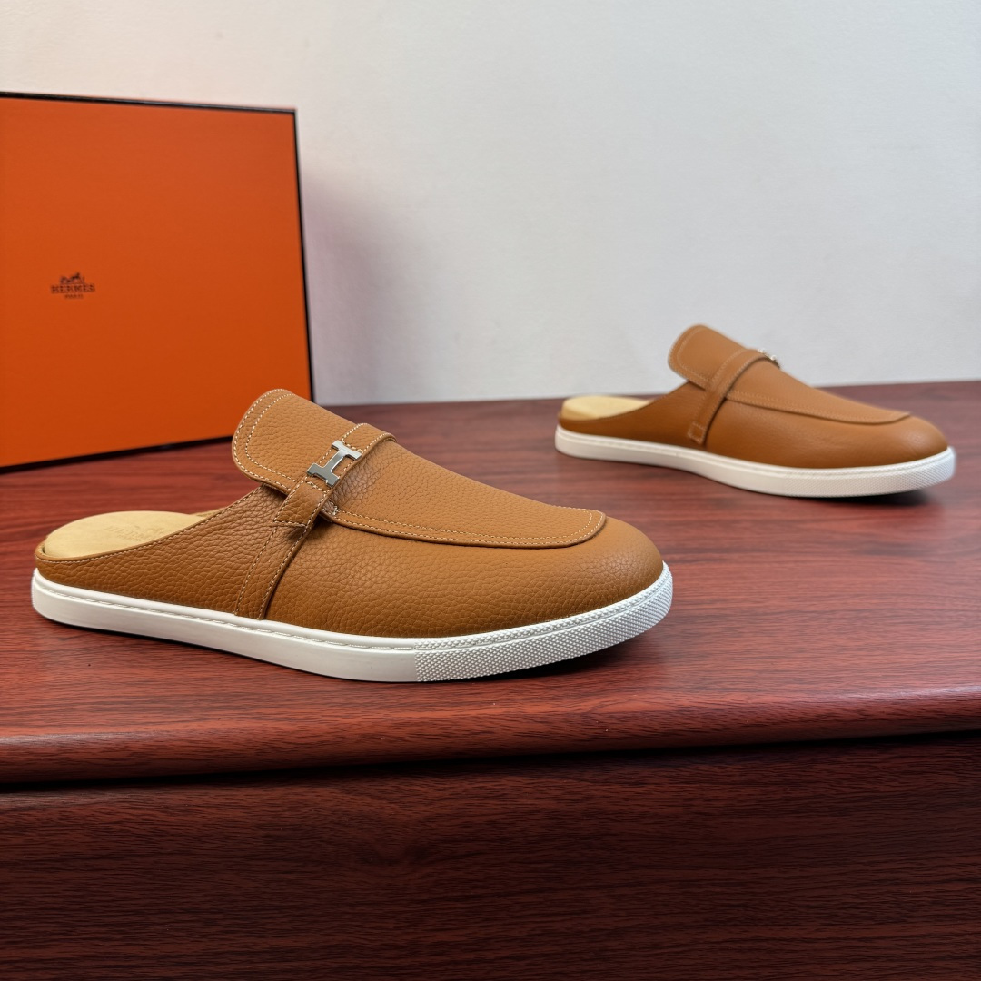 NO:833149,【Hermès】Hermès Mix Mules, new men’s half-slip shoes!  Select high-quality calfskin leather/sued calfskin leather, classic leather buckle straps of the same color and 'H' metal buckle decorative details. Covered stitching stitching upper, simple and light luxury style, focusing on creating a comfortable and modern style!  Full calfskin lining, elastic band opening and closing method, genuine leather foot layer, leather texture and texture, careful selection, craftsmanship, and plaid rubber soft sole, all of which are flexible and comfortable, wear-resistant and non-slip!  There are two styles of calfskin and suede, and multiple leather colors are available for interpretation. It is versatile and suitable for all needs in various scenes. It is a must-have style for men's shoe cabinets. It is highly recommended to buy it. It comes in a complete package!  Size 39-40-41-42-43-44 Leather shoe size (can be customized to 38.45.46) Item number Leather surface brown,,hermes,hermes,cowhide19860909【Hermès】爱马仕 Mix穆勒鞋 新款男士半拖！ 甄选优质小牛皮皮革/反绒小牛皮皮革,经典同色皮革扣带装饰 “H”金属扣装饰细节.封盖式样缝合拼接鞋面,简约轻奢风格,注重打造舒适现代风格！全小牛皮内里,松紧带开合方式,真皮垫脚层,皮料质感纹路看细节,精心挑选,匠心工艺,搭配格纹橡胶软底,皆顾柔韧舒适,耐磨防滑！ 小牛皮与反绒皮两种曲风,多重皮革颜色尽情演绎,百搭于各类场景所有需求,男士鞋橱必备款式,强烈推荐入手,全套包装！ 尺码39-40-41-42-43-44皮鞋尺码（可定制38.45.46） 货号皮面 棕色,,hermes,hermes,cowhide,Men's shoes