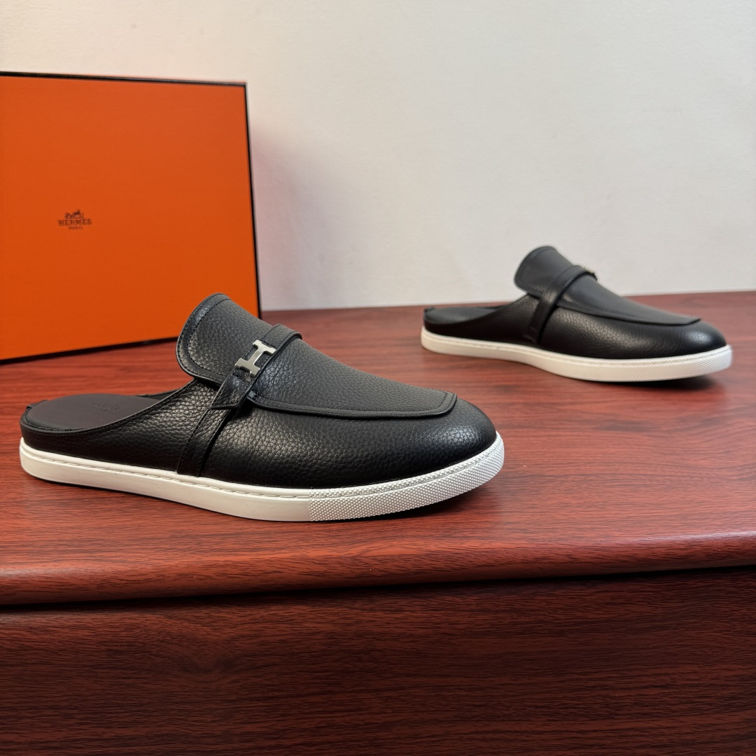 NO:833156,【Hermès】Hermès Mix Mules, new men’s half-slip shoes!  Select high-quality calfskin leather/sued calfskin leather, classic leather buckle straps of the same color and 'H' metal buckle decorative details. Covered stitching stitching upper, simple and light luxury style, focusing on creating a comfortable and modern style!  Full calfskin lining, elastic band opening and closing method, genuine leather foot layer, leather texture and texture, careful selection, craftsmanship, and plaid rubber soft sole, all of which are flexible and comfortable, wear-resistant and non-slip!  There are two styles of calfskin and suede, and multiple leather colors are available for interpretation. It is versatile and suitable for all needs in various scenes. It is a must-have style for men's shoe cabinets. It is highly recommended to buy it. It comes in a complete package!  Size 39-40-41-42-43-44 Leather shoe size (can be customized to 38.45.46) Item number Leather black, hermes, hermes, cowhide19860909【Hermès】爱马仕 Mix穆勒鞋 新款男士半拖！ 甄选优质小牛皮皮革/反绒小牛皮皮革,经典同色皮革扣带装饰 “H”金属扣装饰细节.封盖式样缝合拼接鞋面,简约轻奢风格,注重打造舒适现代风格！全小牛皮内里,松紧带开合方式,真皮垫脚层,皮料质感纹路看细节,精心挑选,匠心工艺,搭配格纹橡胶软底,皆顾柔韧舒适,耐磨防滑！ 小牛皮与反绒皮两种曲风,多重皮革颜色尽情演绎,百搭于各类场景所有需求,男士鞋橱必备款式,强烈推荐入手,全套包装！ 尺码39-40-41-42-43-44皮鞋尺码（可定制38.45.46） 货号皮面 黑色,,hermes,hermes,cowhide,Men's shoes