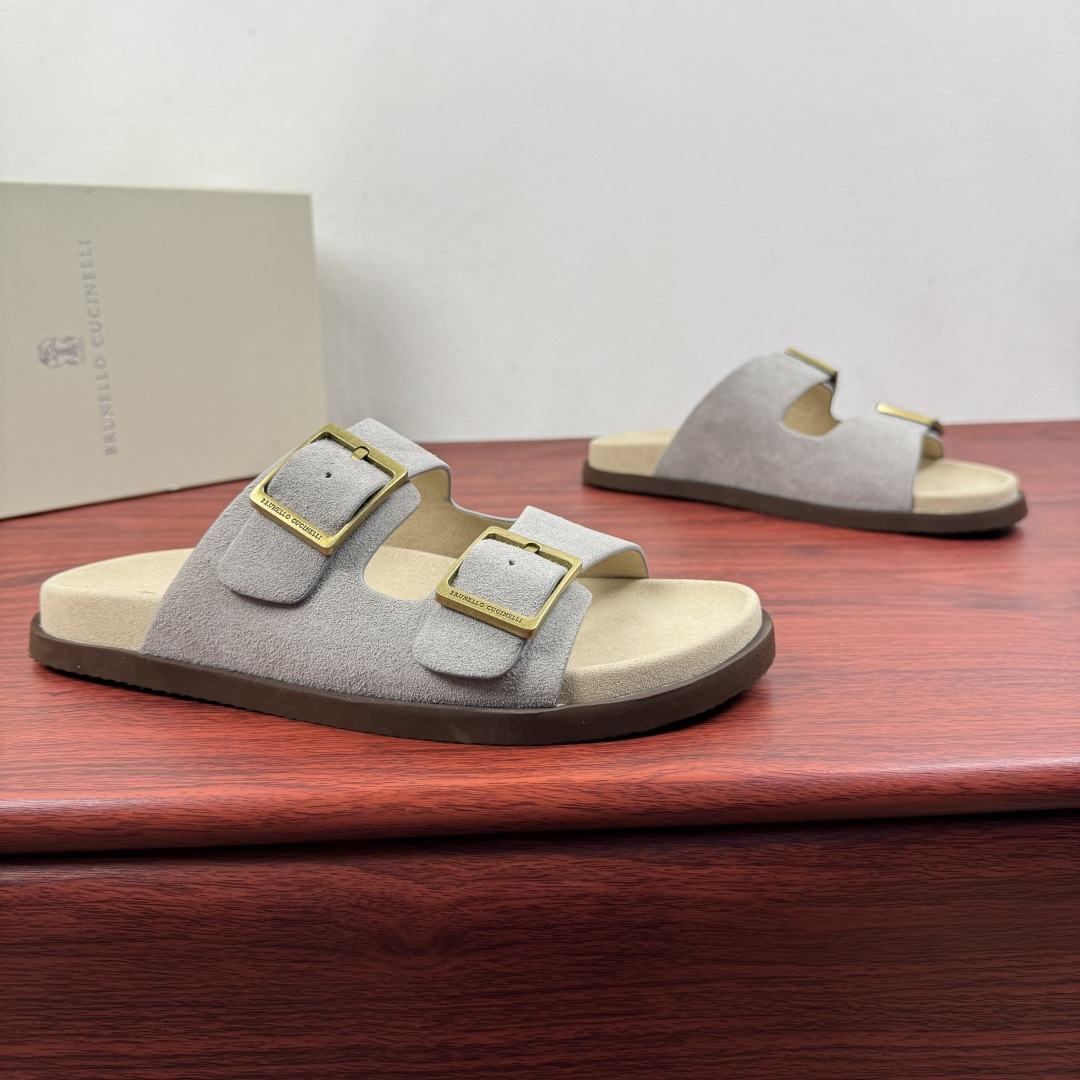 NO:851592,Batch Brunello Cucinelli's official website for new men's buckle-embellished suede sandals!  BrunelloCucinelli's sophisticated materials make this casual slipper-style sandal even more exquisite. It is not only suitable for wearing in hot weather, but can also be freely matched with various styles. The upper strap embellished with two metal buckles is made of suede, showing a velvet feel and a slightly irregular texture. The TPU sole brings a comfortable experience when walking. The metal fashion buckle is comfortable and casual, helping you to travel easily in summer, and the complete set is included!  Size 39-40-41-42-43-44 Leather shoe size (can be customized to 45.46) Item number 33149064 Grey, brunello cucinelli, sandals, slippers19860909批 Brunello Cucinelli 官网同步新款男士搭扣装饰绒面革凉拖鞋 ！ BrunelloCucinelli的考究材质让这款休闲风格的拖鞋风格凉鞋倍显精美,不仅适合在炎热天气穿着,亦能自由搭配多元造型.点缀两个金属搭扣的鞋面饰带采用绒面革制作而成,呈现出绒感和略微不规则的纹理,TPU鞋底则带来行走时的舒适体验.金属时尚搭扣,舒适休闲,助您夏日轻松出行,全套包装齐全！ 尺码39-40-41-42-43-44 皮鞋码（可以定做45.46） 货号33149064 灰色,,brunello cucinelli,sandals,slippers,Men's shoes