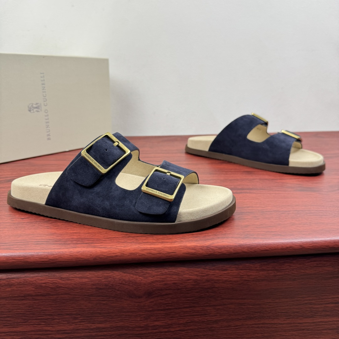 NO:851601,Batch Brunello Cucinelli's official website for new men's buckle-embellished suede sandals!  BrunelloCucinelli's sophisticated materials make this casual slipper-style sandal even more exquisite. It is not only suitable for wearing in hot weather, but can also be freely matched with various styles. The upper strap embellished with two metal buckles is made of suede, showing a velvet feel and a slightly irregular texture. The TPU sole brings a comfortable experience when walking. The metal fashion buckle is comfortable and casual, helping you to travel easily in summer, and the complete set is included!  Size 39-40-41-42-43-44 Leather shoe size (can be customized to 45.46) Item number 33149064 Blue, brunello cucinelli, sandals, slippers19860909批 Brunello Cucinelli 官网同步新款男士搭扣装饰绒面革凉拖鞋 ！ BrunelloCucinelli的考究材质让这款休闲风格的拖鞋风格凉鞋倍显精美,不仅适合在炎热天气穿着,亦能自由搭配多元造型.点缀两个金属搭扣的鞋面饰带采用绒面革制作而成,呈现出绒感和略微不规则的纹理,TPU鞋底则带来行走时的舒适体验.金属时尚搭扣,舒适休闲,助您夏日轻松出行,全套包装齐全！ 尺码39-40-41-42-43-44 皮鞋码（可以定做45.46） 货号33149064 蓝色,,brunello cucinelli,sandals,slippers,Men's shoes