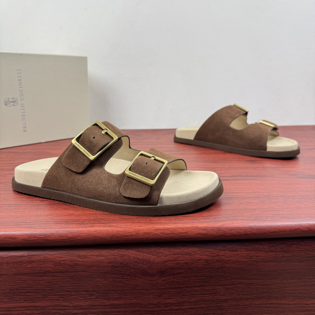 NO:851609,Batch Brunello Cucinelli's official website for new men's buckle-embellished suede sandals!  BrunelloCucinelli's sophisticated materials make this casual slipper-style sandal even more exquisite. It is not only suitable for wearing in hot weather, but can also be freely matched with various styles. The upper strap embellished with two metal buckles is made of suede, showing a velvet feel and a slightly irregular texture. The TPU sole brings a comfortable experience when walking. The metal fashion buckle is comfortable and casual, helping you to travel easily in summer, and the complete set is included!  Size 39-40-41-42-43-44 Leather shoe size (can be customized to 45.46) Item number 33149064 Brown, brunello cucinelli, sandals, slippers19860909批 Brunello Cucinelli 官网同步新款男士搭扣装饰绒面革凉拖鞋 ！ BrunelloCucinelli的考究材质让这款休闲风格的拖鞋风格凉鞋倍显精美,不仅适合在炎热天气穿着,亦能自由搭配多元造型.点缀两个金属搭扣的鞋面饰带采用绒面革制作而成,呈现出绒感和略微不规则的纹理,TPU鞋底则带来行走时的舒适体验.金属时尚搭扣,舒适休闲,助您夏日轻松出行,全套包装齐全！ 尺码39-40-41-42-43-44 皮鞋码（可以定做45.46） 货号33149064 咖色,,brunello cucinelli,sandals,slippers,Men's shoes