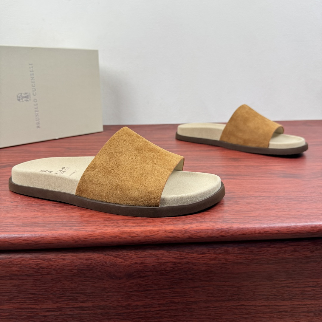 NO:851618,Batch Brunello Cucinelli's official website for new men's suede straight slippers!  The selection of high-quality materials and craftsmanship infuse this slipper-style sandal with casual charm, making it easy to cope with the hot summer. The simple horizontal strap is made of soft suede, showing a velvet texture and a subtle mottled texture. The TPU sole ensures a comfortable and stable step. Suede is a suede, soft leather with a slightly shiny surface. Barra rubber sole and outsole Full package details!  Size 39-40-41-42-43-44 Leather shoe size (can be customized to 45.46) Item number 32945896 Brown, brunello cucinelli, sandals, slippers19860909批 Brunello Cucinelli 官网同步新款男士绒面革直筒拖鞋 ！ 甄选优质材质与匠心工艺,为这款拖鞋式凉鞋注入休闲魅力,轻松应对炎炎夏日.简约横带采用柔软绒面革打造,呈现丝绒质感与微妙斑驳纹理.TPU鞋底确保步履舒适稳健.绒面革是一种绒面,质地柔软的皮革,表面略微闪色.巴拉橡胶鞋底和鞋外底 全套包装细节！ 尺码39-40-41-42-43-44 皮鞋码（可以定做45.46） 货号32945896 棕色,,brunello cucinelli,sandals,slippers,Men's shoes