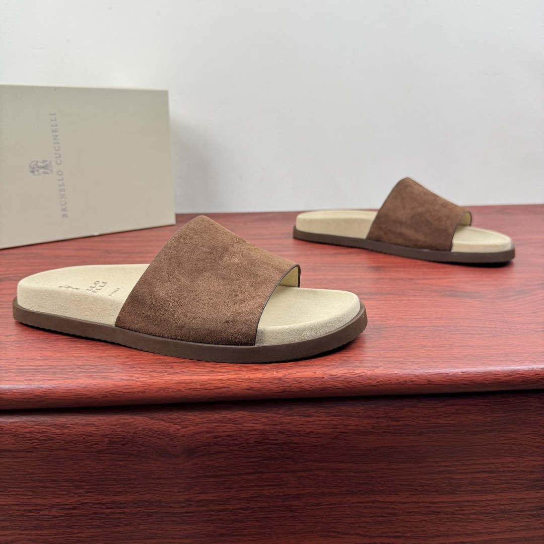 NO:851625,Batch Brunello Cucinelli's official website for new men's suede straight slippers!  The selection of high-quality materials and craftsmanship infuse this slipper-style sandal with casual charm, making it easy to cope with the hot summer. The simple horizontal strap is made of soft suede, showing a velvet texture and a subtle mottled texture. The TPU sole ensures a comfortable and stable step. Suede is a suede, soft leather with a slightly shiny surface. Barra rubber sole and outsole Full package details!  Size 39-40-41-42-43-44 Leather shoe size (can be customized to 45.46) Item number 32945896 Brown, brunello cucinelli, sandals, slippers19860909批 Brunello Cucinelli 官网同步新款男士绒面革直筒拖鞋 ！ 甄选优质材质与匠心工艺,为这款拖鞋式凉鞋注入休闲魅力,轻松应对炎炎夏日.简约横带采用柔软绒面革打造,呈现丝绒质感与微妙斑驳纹理.TPU鞋底确保步履舒适稳健.绒面革是一种绒面,质地柔软的皮革,表面略微闪色.巴拉橡胶鞋底和鞋外底 全套包装细节！ 尺码39-40-41-42-43-44 皮鞋码（可以定做45.46） 货号32945896 咖色,,brunello cucinelli,sandals,slippers,Men's shoes