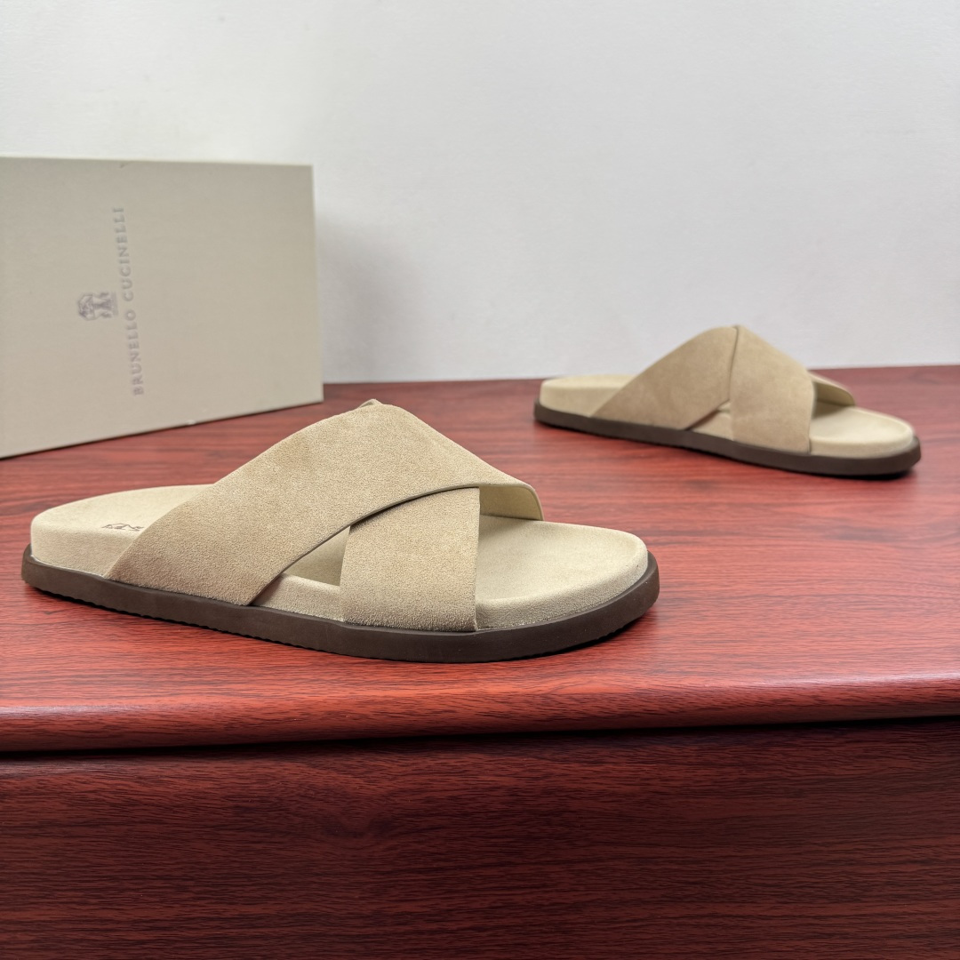 NO:851637,Batch Brunello Cucinelli's new men's suede slippers from the official website!  The selection of high-quality materials and craftsmanship infuse this slipper-style sandal with casual charm, making it easy to cope with the hot summer. The cross-type shoelaces are made of soft suede, showing a velvet texture and subtle mottled texture. The TPU sole ensures a comfortable and stable step. Suede is a suede, soft leather with a slightly shiny surface.  Our products are designed in the ancient town of Solomeo and made in Italy. We respect people, the dignity of work and live in harmony with the local territory. Barra rubber soles and outsoles Full packaging details!  Size 39-40-41-42-43-44 Leather shoe size (can be customized to 45.46) Item number 32845219 Khaki, brunello cucinelli, sandals, slippers19860909批 Brunello Cucinelli 官网同步新款男士绒面革拖鞋 ！ 甄选优质材质与匠心工艺,为这款拖鞋式凉鞋注入休闲魅力,轻松应对炎炎夏日.交叉式鞋带采用柔软绒面革打造,呈现丝绒质感与微妙斑驳纹理.TPU鞋底确保步履舒适稳健.绒面革是一种绒面,质地柔软的皮革,表面略微闪色. 我们的产品皆在索罗梅奥古镇设计并在意大利制造.我们尊重人类,尊重工作的尊严且与当地领土和谐相处.巴拉橡胶鞋底和鞋外底 全套包装细节！ 尺码39-40-41-42-43-44 皮鞋码（可以定做45.46） 货号32845219 卡其,,brunello cucinelli,sandals,slippers,Men's shoes