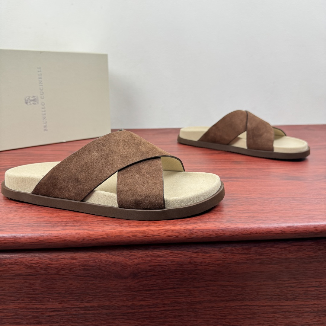 NO:851649,Batch Brunello Cucinelli's new men's suede slippers from the official website!  The selection of high-quality materials and craftsmanship infuse this slipper-style sandal with casual charm, making it easy to cope with the hot summer. The cross-type shoelaces are made of soft suede, showing a velvet texture and subtle mottled texture. The TPU sole ensures a comfortable and stable step. Suede is a suede, soft leather with a slightly shiny surface.  Our products are designed in the ancient town of Solomeo and made in Italy. We respect people, the dignity of work and live in harmony with the local territory. Barra rubber soles and outsoles Full packaging details!  Size 39-40-41-42-43-44 Leather shoe size (can be customized to 45.46) Item number 32845219 Brown, brunello cucinelli, sandals, slippers19860909批 Brunello Cucinelli 官网同步新款男士绒面革拖鞋 ！ 甄选优质材质与匠心工艺,为这款拖鞋式凉鞋注入休闲魅力,轻松应对炎炎夏日.交叉式鞋带采用柔软绒面革打造,呈现丝绒质感与微妙斑驳纹理.TPU鞋底确保步履舒适稳健.绒面革是一种绒面,质地柔软的皮革,表面略微闪色. 我们的产品皆在索罗梅奥古镇设计并在意大利制造.我们尊重人类,尊重工作的尊严且与当地领土和谐相处.巴拉橡胶鞋底和鞋外底 全套包装细节！ 尺码39-40-41-42-43-44 皮鞋码（可以定做45.46） 货号32845219 咖色,,brunello cucinelli,sandals,slippers,Men's shoes