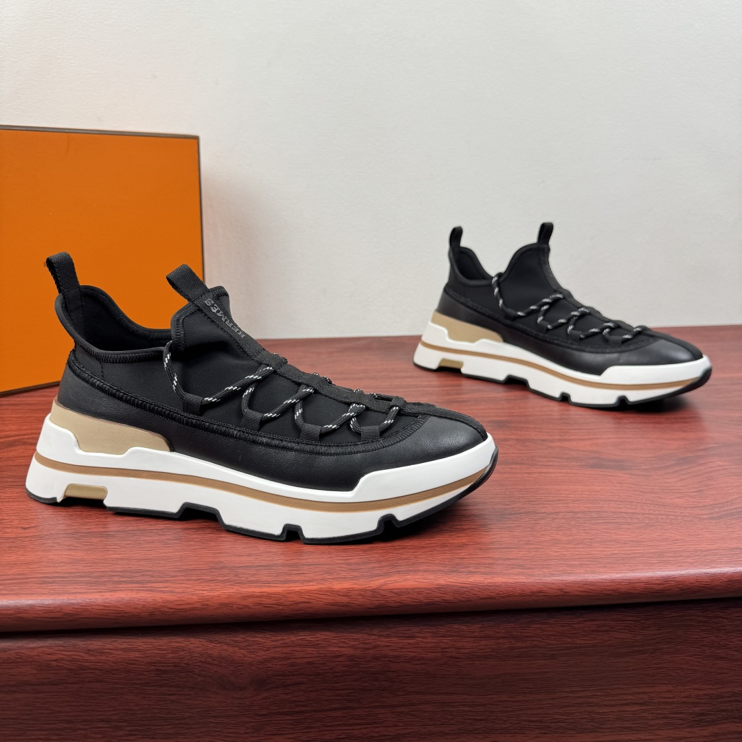 NO:834635,Batch Hermes/Hermes men's MOOVE series sports shoes!  These sneakers are made of high-tech stretch fabric uppers spliced ​​with suede cow leather and smooth calfskin. They are decorated with webbing on the front and heel. HERMES rubber labels are embellished on the tongue. The elastic feet are equipped with two-color round laces. They are easy to put on and take off. The padded design is equipped with embossed logo cowhide feet. It is paired with an approximately 4.5cm composite rubber outsole. It is casual, non-slip and shock-absorbing. It can easily create a versatile fashionable sports style and is comfortable and breathable!  Comes complete with original box packaging!  Size 39-40-41-42-43-44 Standard leather shoes (can be customized to 38.45) Item No. H261874 Black and white,,hermes,hermes,sneakers,cowhide19860909批 Hermes/爱马仕 男士MOOVE系列运动鞋 ！ 这款运动鞋采用高科技弹力织物鞋面拼接绒面牛皮革和光滑小牛皮制成,正面及后跟配置织带装饰,HERMES胶标点缀鞋舌部位,弹力套脚配以双色圆系带,穿脱方便,加衬设计配以压纹徽标牛皮垫脚,搭配约4.5cm复合橡胶大底,增高休闲、防滑减震,轻松打造百搭时尚运动风格,上脚舒适透气！配原盒全套包装！ 尺码39-40-41-42-43-44 标准皮鞋（可定制38.45） 货号H261874 黑白,,hermes,hermes,sneakers,cowhide,Men's shoes