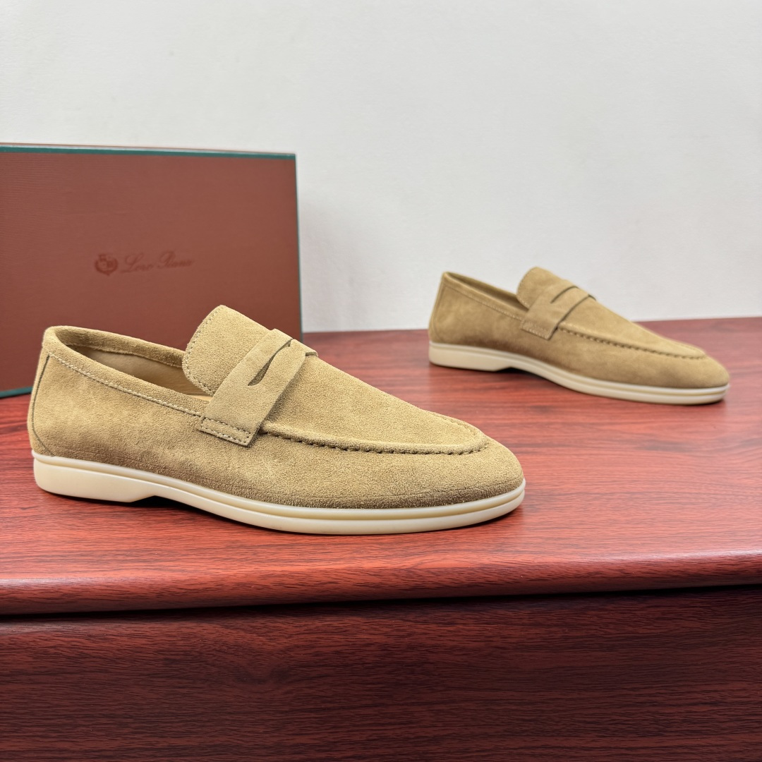 NO:834587,Batch LoroPiana Summer Walk men's loafers!  This loafer uses a water-repellent treated suede upper with a rubber sole. It is a classic. The complicated craftsmanship and carefully considered structure make the shoes light and soft, allowing you to walk comfortably and freely. They are very suitable for wearing at the beach or out in the summer. The non-slip sole is decorated with a repeating Loro Piana brand initials pattern on the top or suede cow leather on the upper. It is matched with the same color suede leather buckle, thick mark stitching, and western style upper details.  Lightweight and comfortable on the feet, comes with a full set of packaging!  Size 39-40-41-42-43-44 Standard leather shoe size (45.46 can be customized) Item number FAN0236 Khaki, loro piana, loafers, cowhide19860909批 LoroPiana/诺悠翩雅 Summer Walk 男士乐福鞋 ！ 这款乐福鞋采用经过防泼水处理的绒面革鞋面,搭配橡胶鞋底,为经典之作.繁复的匠艺工序,精心考究的结构,令鞋款轻盈而柔软,让您行走舒适自如.非常适合夏季在海边或出海时穿着.防滑鞋底,饰以重复的Loro Piana品牌字母缩写图案上装或鞋面绒面牛皮革 搭配同色系反绒皮料扣带 加粗马克缝线 西部风鞋面细节 上脚轻质舒适,配全套包装！ 尺码39-40-41-42-43-44 标准皮鞋码（可定制45.46） 货号FAN0236 卡其,,loro piana,loafers,cowhide,Men's shoes