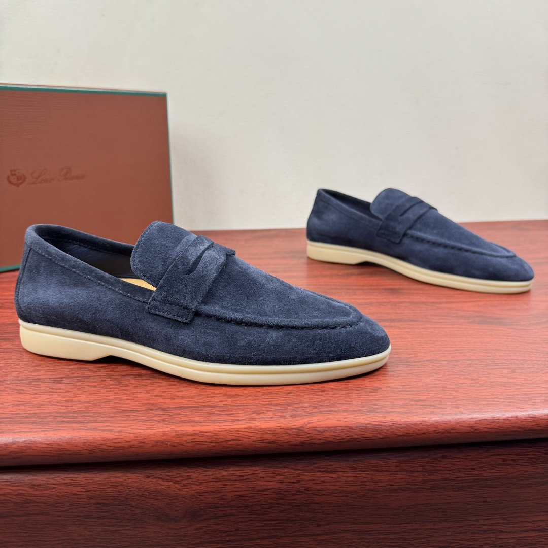 NO:834594,Batch LoroPiana Summer Walk men's loafers!  These loafers are made of suede uppers with water-repellent treatment and rubber soles, making them a classic. The complex craftsmanship and meticulous structure make the shoes light and soft, allowing you to walk comfortably and freely. They are very suitable for wearing at the beach or going out in the sea in summer. The non-slip soles are decorated with repeated Loro Piana brand initials pattern on the top or suede cow leather on the upper, with the same color suede leather buckle, thick mark stitching, and western style upper details  Lightweight and comfortable on the feet, comes with a full set of packaging!  Size 39-40-41-42-43-44 Standard leather shoe size (45.46 can be customized) Item number FAN0236 Dark blue, loro piana, loafers, cowhide19860909批 LoroPiana/诺悠翩雅 Summer Walk 男士乐福鞋 ！ 这款乐福鞋采用经过防泼水处理的绒面革鞋面,搭配橡胶鞋底,为经典之作.繁复的匠艺工序,精心考究的结构,令鞋款轻盈而柔软,让您行走舒适自如.非常适合夏季在海边或出海时穿着.防滑鞋底,饰以重复的Loro Piana品牌字母缩写图案上装或鞋面绒面牛皮革 搭配同色系反绒皮料扣带 加粗马克缝线 西部风鞋面细节 上脚轻质舒适,配全套包装！ 尺码39-40-41-42-43-44 标准皮鞋码（可定制45.46） 货号FAN0236 深蓝,,loro piana,loafers,cowhide,Men's shoes