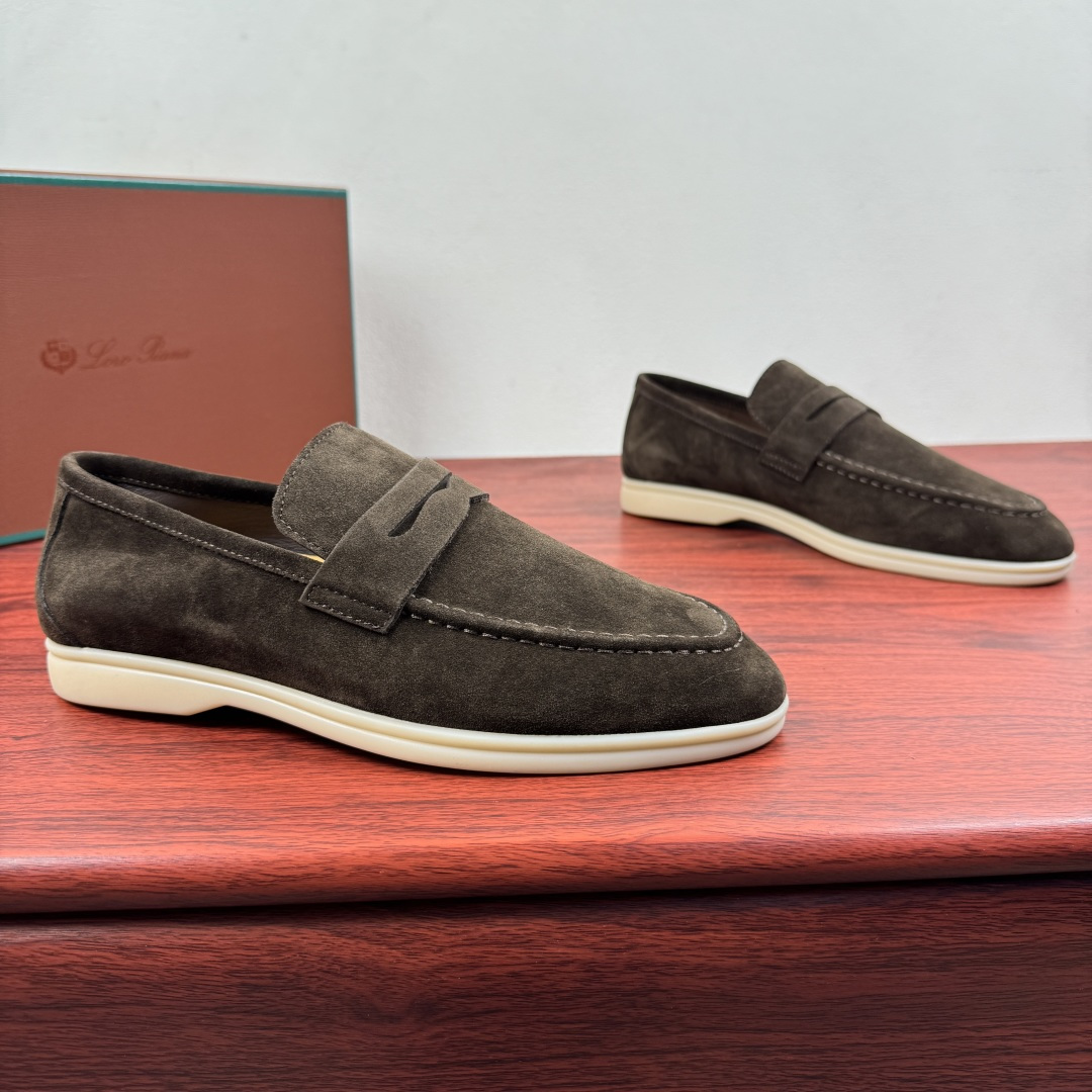 NO:834600,Batch LoroPiana Summer Walk men's loafers!  This loafer uses a water-repellent treated suede upper with a rubber sole. It is a classic. The complicated craftsmanship and carefully considered structure make the shoes light and soft, allowing you to walk comfortably and freely. They are very suitable for wearing at the beach or out in the summer. The non-slip sole is decorated with a repeating Loro Piana brand initials pattern on the top or suede cow leather on the upper. It is matched with the same color suede leather buckle, thick mark stitching, and western style upper details.  Lightweight and comfortable on the feet, comes with a full set of packaging!  Size 39-40-41-42-43-44 Standard leather shoe size (45.46 can be customized) Item number FAN0236 coffee color, loro piana, loafers, cowhide19860909批 LoroPiana/诺悠翩雅 Summer Walk 男士乐福鞋 ！ 这款乐福鞋采用经过防泼水处理的绒面革鞋面,搭配橡胶鞋底,为经典之作.繁复的匠艺工序,精心考究的结构,令鞋款轻盈而柔软,让您行走舒适自如.非常适合夏季在海边或出海时穿着.防滑鞋底,饰以重复的Loro Piana品牌字母缩写图案上装或鞋面绒面牛皮革 搭配同色系反绒皮料扣带 加粗马克缝线 西部风鞋面细节 上脚轻质舒适,配全套包装！ 尺码39-40-41-42-43-44 标准皮鞋码（可定制45.46） 货号FAN0236咖色,,loro piana,loafers,cowhide,Men's shoes