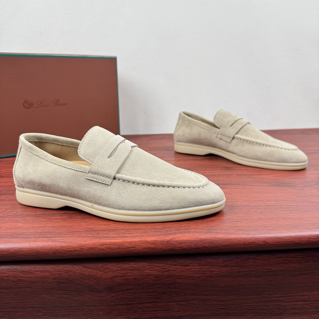 NO:834606,Batch LoroPiana Summer Walk men's loafers!  This loafer uses a water-repellent treated suede upper with a rubber sole. It is a classic. The complicated craftsmanship and carefully considered structure make the shoes light and soft, allowing you to walk comfortably and freely. They are very suitable for wearing at the beach or out in the summer. The non-slip sole is decorated with a repeating Loro Piana brand initials pattern on the top or suede cow leather on the upper. It is matched with the same color suede leather buckle, thick mark stitching, and western style upper details.  Lightweight and comfortable on the feet, comes with a full set of packaging!  Size 39-40-41-42-43-44 Standard leather shoe size (45.46 can be customized) Item number FAN0236 Beige, loro piana, loafers, cowhide19860909批 LoroPiana/诺悠翩雅 Summer Walk 男士乐福鞋 ！ 这款乐福鞋采用经过防泼水处理的绒面革鞋面,搭配橡胶鞋底,为经典之作.繁复的匠艺工序,精心考究的结构,令鞋款轻盈而柔软,让您行走舒适自如.非常适合夏季在海边或出海时穿着.防滑鞋底,饰以重复的Loro Piana品牌字母缩写图案上装或鞋面绒面牛皮革 搭配同色系反绒皮料扣带 加粗马克缝线 西部风鞋面细节 上脚轻质舒适,配全套包装！ 尺码39-40-41-42-43-44 标准皮鞋码（可定制45.46） 货号FAN0236 米色,,loro piana,loafers,cowhide,Men's shoes