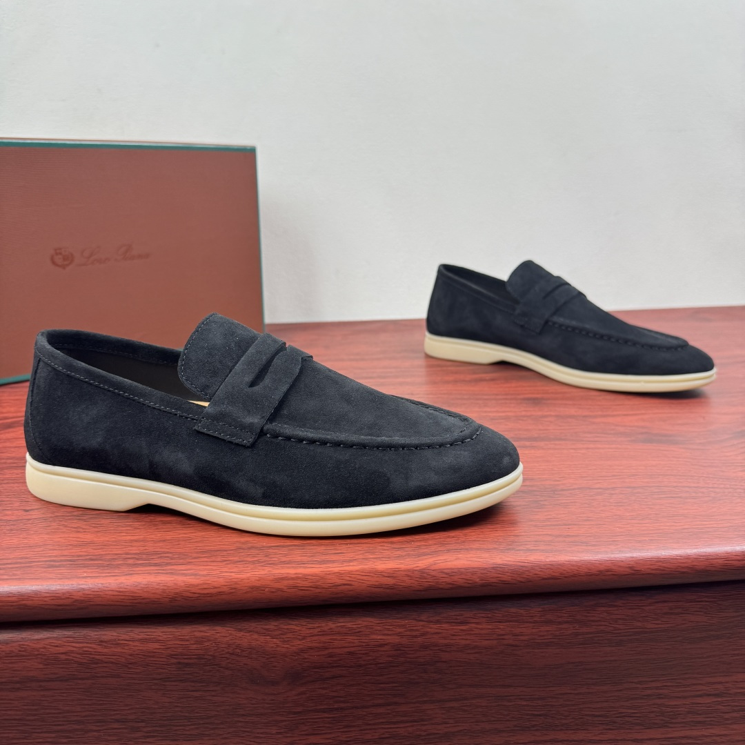 NO:834611,Batch LoroPiana Summer Walk men's loafers!  This loafer uses a water-repellent treated suede upper with a rubber sole. It is a classic. The complicated craftsmanship and carefully considered structure make the shoes light and soft, allowing you to walk comfortably and freely. They are very suitable for wearing at the beach or out in the summer. The non-slip sole is decorated with a repeating Loro Piana brand initials pattern on the top or suede cow leather on the upper. It is matched with the same color suede leather buckle, thick mark stitching, and western style upper details.  Lightweight and comfortable on the feet, comes with a full set of packaging!  Size 39-40-41-42-43-44 Standard leather shoe size (45.46 can be customized) Item number FAN0236 Black, loro piana, loafers, cowhide19860909批 LoroPiana/诺悠翩雅 Summer Walk 男士乐福鞋 ！ 这款乐福鞋采用经过防泼水处理的绒面革鞋面,搭配橡胶鞋底,为经典之作.繁复的匠艺工序,精心考究的结构,令鞋款轻盈而柔软,让您行走舒适自如.非常适合夏季在海边或出海时穿着.防滑鞋底,饰以重复的Loro Piana品牌字母缩写图案上装或鞋面绒面牛皮革 搭配同色系反绒皮料扣带 加粗马克缝线 西部风鞋面细节 上脚轻质舒适,配全套包装！ 尺码39-40-41-42-43-44 标准皮鞋码（可定制45.46） 货号FAN0236 黑色,,loro piana,loafers,cowhide,Men's shoes