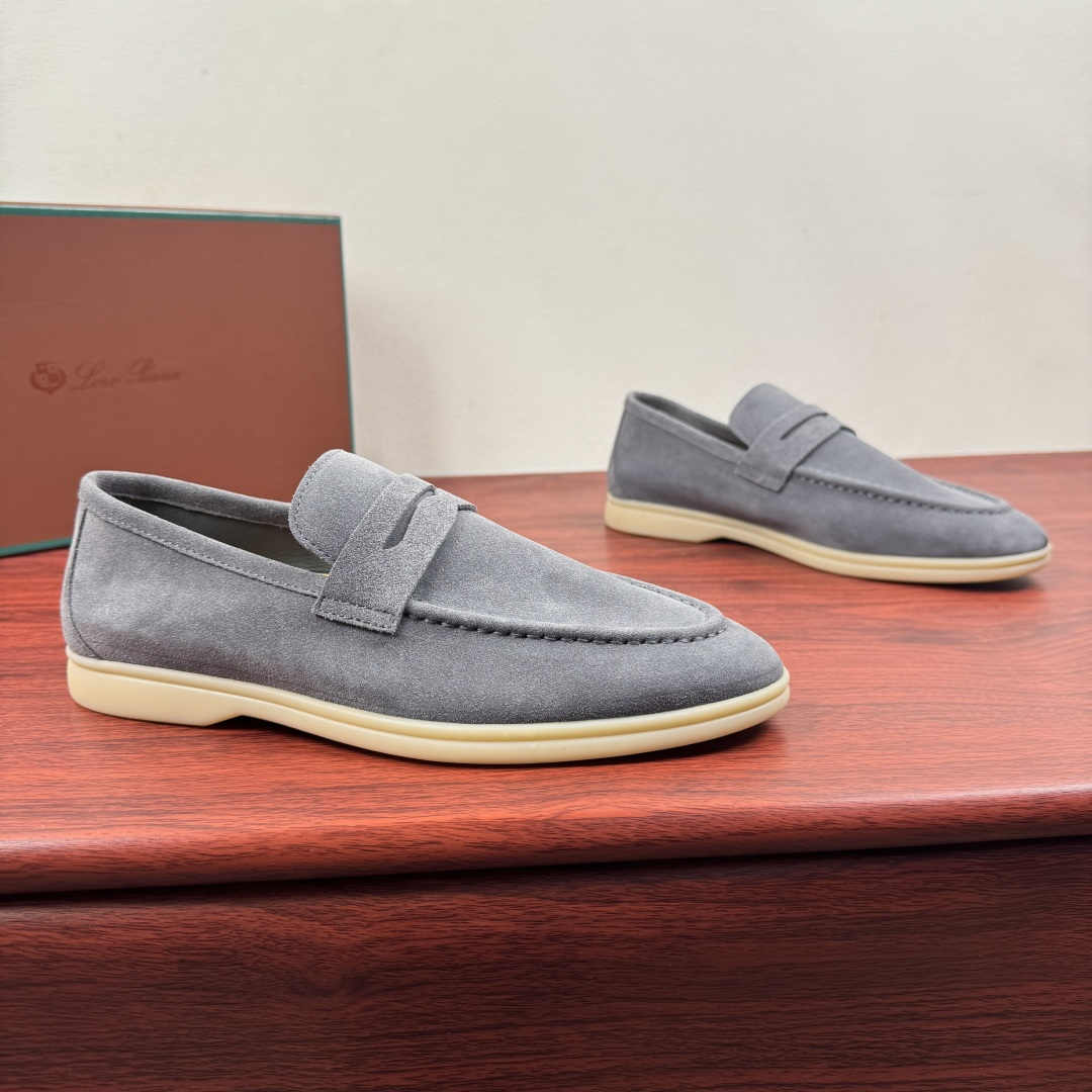 NO:834616,Batch LoroPiana Summer Walk men's loafers!  This loafer uses a water-repellent treated suede upper with a rubber sole. It is a classic. The complicated craftsmanship and carefully considered structure make the shoes light and soft, allowing you to walk comfortably and freely. They are very suitable for wearing at the beach or out in the summer. The non-slip sole is decorated with a repeating Loro Piana brand initials pattern on the top or suede cow leather on the upper. It is matched with the same color suede leather buckle, thick mark stitching, and western style upper details.  Lightweight and comfortable on the feet, comes with a full set of packaging!  Size 39-40-41-42-43-44 Standard leather shoe size (can be customized to 45.46) Item number FAN0236 Gray, loro piana, loafers, cowhide19860909批 LoroPiana/诺悠翩雅 Summer Walk 男士乐福鞋 ！ 这款乐福鞋采用经过防泼水处理的绒面革鞋面,搭配橡胶鞋底,为经典之作.繁复的匠艺工序,精心考究的结构,令鞋款轻盈而柔软,让您行走舒适自如.非常适合夏季在海边或出海时穿着.防滑鞋底,饰以重复的Loro Piana品牌字母缩写图案上装或鞋面绒面牛皮革 搭配同色系反绒皮料扣带 加粗马克缝线 西部风鞋面细节 上脚轻质舒适,配全套包装！ 尺码39-40-41-42-43-44 标准皮鞋码（可定制45.46） 货号FAN0236 灰色,,loro piana,loafers,cowhide,Men's shoes