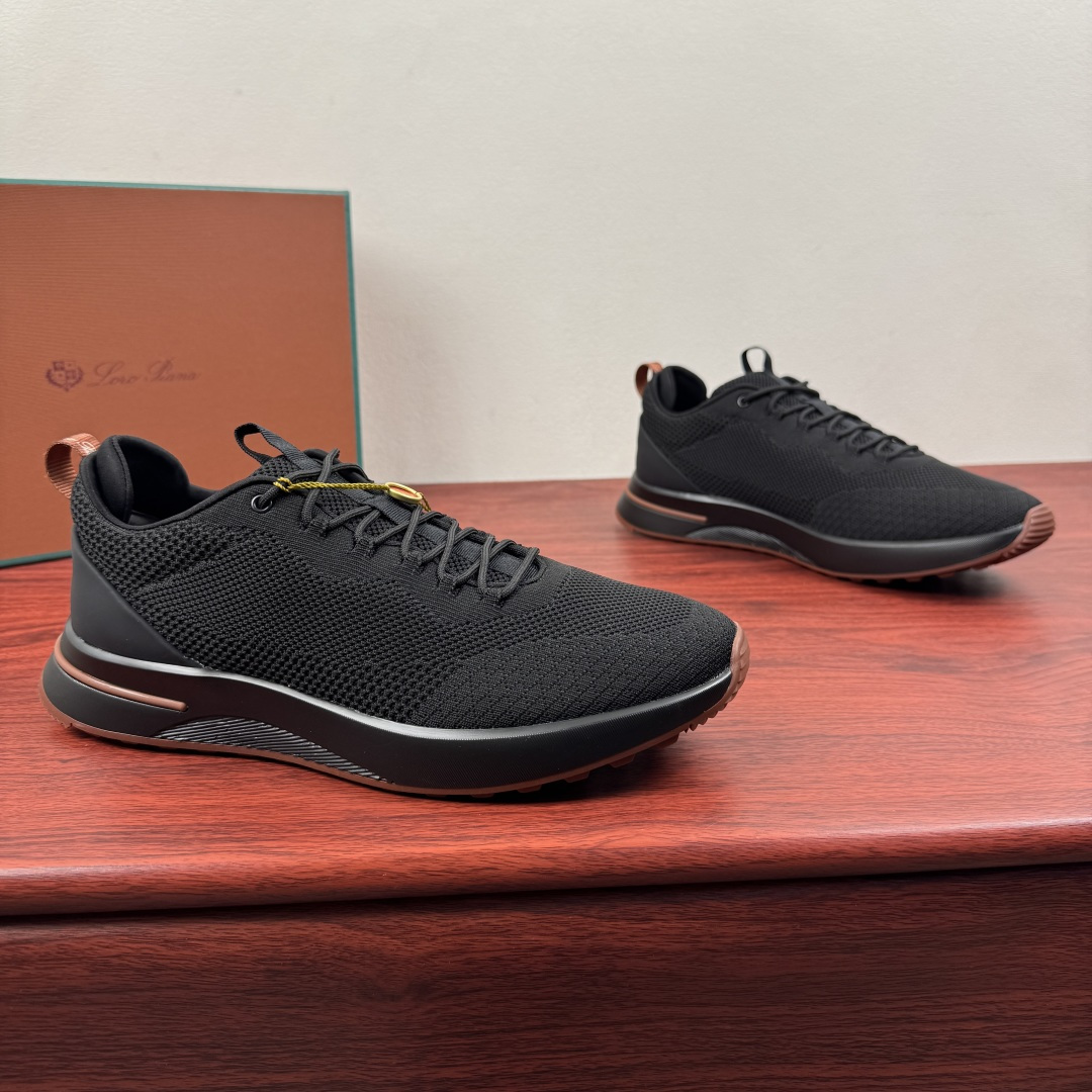 NO:834579,Batch LoroPiana/nuoyoupiana Week End Walk men's sports shoes lightweight running shoes!  This sneaker is made of Wind microfiber material treated with StormSystem water-repellent and windproof. The unique design with contrasting knitted splicing details makes it stand out. The iconic topstitching and light padding provide a more comfortable fit, and the lightweight rubber sole and non-slip details enhance the grip.  And stability, high-functional design details enhance the sporty style of the shoe. The Kummel-colored rubber outsole is made of lightweight material. This structure can ensure proper weight distribution during walking, improve shock absorption and rebound, enhance grip and stability, and the eyelets and rear upper piece are embellished to make it light and comfortable on the foot!  Packed in the original box at the counter, multiple colors available!  Size 39-40-41-42-43-44 Standard leather shoe size (45.46 can be customized) Item number FAQ3328 Black, loro piana, sneakers19860909批 LoroPiana/诺悠翩雅 Week End Walk男士运动鞋 轻质跑步鞋 ！ 这款运动鞋采用经过StormSystem防泼水防风处理的Wind微纤维材质制成.撞色针织拼接细节的独特设计造型令其一领风骚.标志性缉面线与轻薄衬垫让穿着更加舒适贴合,轻盈的橡胶鞋底和防滑细节增强抓地力和稳定性,高功能设计细节提升了鞋子的运动风格.Kummel色橡胶鞋外底采用轻盈的材料制成这种构造可以确保行走中适当的重量分配,提高减震性和回弹力增强抓地力和稳定性,鞋眼和鞋后上片点缀上脚轻便非常舒服！专柜原盒包装,多色可选！ 尺码39-40-41-42-43-44 标准皮鞋码（可定制45.46） 货号FAQ3328 黑色,,loro piana,sneakers,Men's shoes