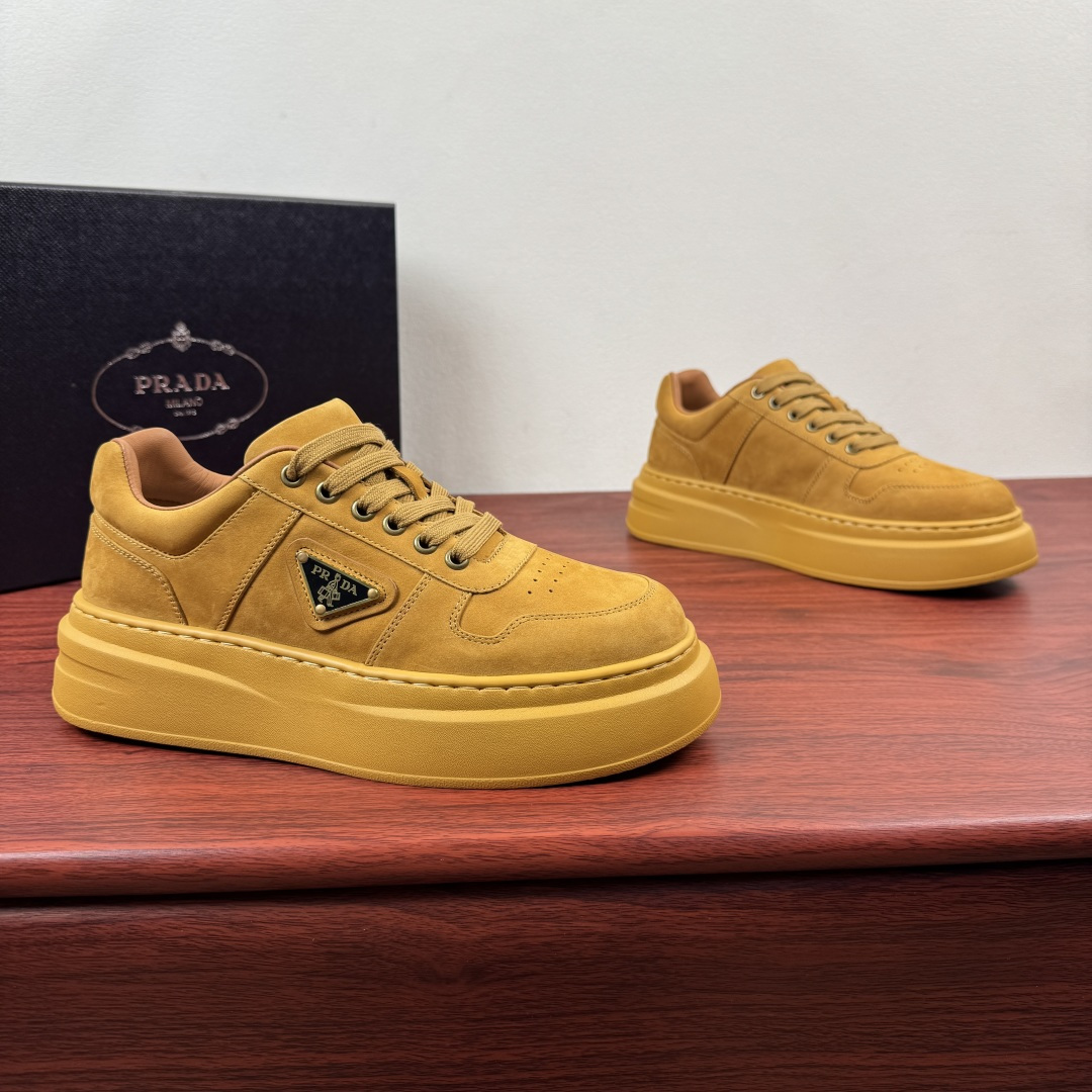 NO:834633,Batch Prada/Prada's new men's thick-soled leather sneakers!  Prada's same style thick-soled sneakers with triangle logo, a must-have for your shoe cabinet  The shoe body is made of high-quality suede leather and decorated with punched leather splicing. The leather is soft and tough, taking into account both texture and daily comfort. The iconic triangle logo logo. It has a fashionable brand recognition and will turn heads when you go out on the street. 4cm thick-soled platform shoes, made of lightweight rubber foam, can be worn quietly.  The long leg lines make you appear taller and slimmer without being bulky. The colors are available and are classic and versatile. The genuine leather lining fits the shape of your feet and will not tire your feet after long-term wear. Whether it is commuting, dating or daily outings, it can easily hold a variety of outfits. It has a light and luxurious atmosphere. It is a universal and versatile shoe in the shoe cabinet, with a complete package!  Size 39-40-41-42-43-44 leather shoe size (can be customized to 38.45) Item No. 2307 suede brown, prada, prada, sneakers19860909批 Prada/普拉达 新款男士厚底皮革运动鞋 ！ Prada同款三角标厚底板鞋,鞋柜刚需款 甄选优质反绒皮打造鞋身,搭配冲孔皮革拼接装饰,皮料柔软且韧性极好兼顾质感与日常舒适感.标志性三角logo标识.自带潮牌辨识度,出街回头率拉满.4cm厚底松糕鞋型,轻质橡胶发泡材质,悄悄拉长腿部线条,显高显瘦不笨重.色可选,经典百搭不出错.真皮内里贴合脚型,久穿不累脚.无论是通勤、约会还是日常出街,都能轻松hold住各种穿搭,自带轻奢氛围感,是鞋柜里的万能百搭款,全套包装！ 尺码39-40-41-42-43-44皮鞋尺码（可定制38.45） 货号2307绒面 棕色,,prada,prada,sneakers,Men's shoes