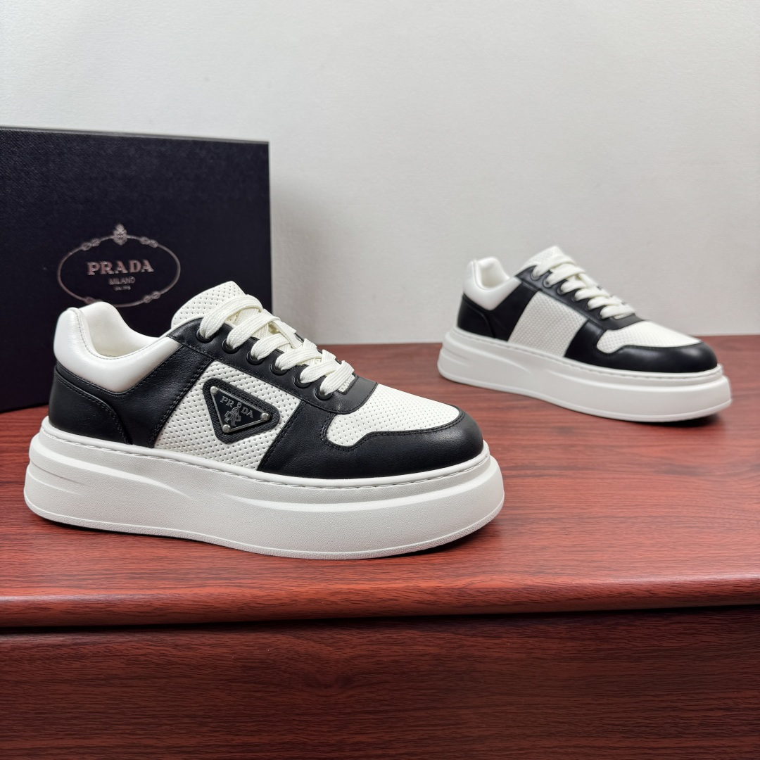 NO:834637,Batch Prada/Prada's new men's thick-soled leather sneakers!  Prada's same style thick-soled sneakers with triangle logo, a must-have for your shoe cabinet  The shoe body is made of high-quality calfskin, with a delicate texture, and is decorated with punched leather splicing. The leather is soft and tough, taking into account both texture and daily comfort. The iconic triangle logo logo. It has its own fashion brand recognition, and it keeps turning heads when you go out. 4cm thick-soled platform shoes, made of lightweight rubber foam, are lightweight  It elongates the leg line quietly, making you look taller and slimmer without being bulky. The colors are available, classic and versatile. The genuine leather lining fits the shape of your feet and will not tire your feet after long-term wear. Whether it is commuting, dating or daily outings, it can easily hold a variety of outfits. It has a light and luxurious atmosphere. It is a universal and versatile shoe in the shoe cabinet, with a complete package!  Size 39-40-41-42-43-44 Leather shoe size (can be customized to 38.45) Item No. 2307 Leather black and white, prada, prada, sneakers, cowhide19860909批 Prada/普拉达 新款男士厚底皮革运动鞋 ！ Prada同款三角标厚底板鞋,鞋柜刚需款 甄选优质小牛皮打造鞋身,质感细腻,搭配冲孔皮革拼接装饰,皮料柔软且韧性极好兼顾质感与日常舒适感.标志性三角logo标识.自带潮牌辨识度,出街回头率拉满.4cm厚底松糕鞋型,轻质橡胶发泡材质,悄悄拉长腿部线条,显高显瘦不笨重.色可选,经典百搭不出错.真皮内里贴合脚型,久穿不累脚.无论是通勤、约会还是日常出街,都能轻松hold住各种穿搭,自带轻奢氛围感,是鞋柜里的万能百搭款,全套包装！ 尺码39-40-41-42-43-44皮鞋尺码（可定制38.45） 货号2307皮面 黑白,,prada,prada,sneakers,cowhide,Men's shoes