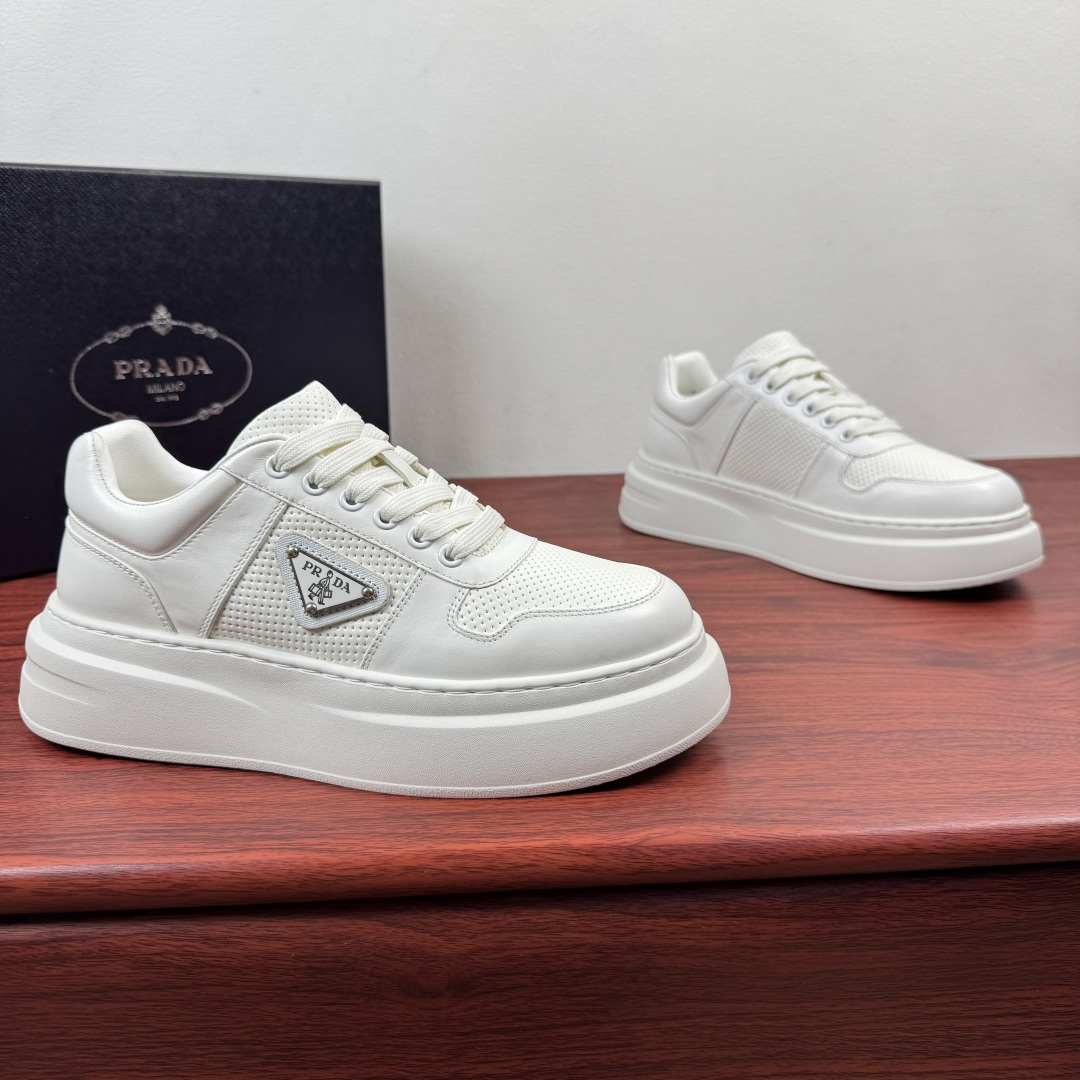 NO:834640,Batch Prada/Prada's new men's thick-soled leather sneakers!  Prada's same style thick-soled sneakers with triangle logo, a must-have for your shoe cabinet  The shoe body is made of high-quality calfskin, with a delicate texture, and is decorated with punched leather splicing. The leather is soft and tough, taking into account both texture and daily comfort. The iconic triangle logo logo. It has its own fashion brand recognition, and it keeps turning heads when you go out. 4cm thick-soled platform shoes, made of lightweight rubber foam, are lightweight  It elongates the leg line quietly, making you look taller and slimmer without being bulky. The colors are available, classic and versatile. The genuine leather lining fits the shape of your feet and will not tire your feet after long-term wear. Whether it is commuting, dating or daily outings, it can easily hold a variety of outfits. It has a light and luxurious atmosphere. It is a universal and versatile shoe in the shoe cabinet, with a complete package!  Size 39-40-41-42-43-44 leather shoe size (can be customized to 38.45) Item No. 2307 leather surface white, prada, prada, sneakers, cowhide19860909批 Prada/普拉达 新款男士厚底皮革运动鞋 ！ Prada同款三角标厚底板鞋,鞋柜刚需款 甄选优质小牛皮打造鞋身,质感细腻,搭配冲孔皮革拼接装饰,皮料柔软且韧性极好兼顾质感与日常舒适感.标志性三角logo标识.自带潮牌辨识度,出街回头率拉满.4cm厚底松糕鞋型,轻质橡胶发泡材质,悄悄拉长腿部线条,显高显瘦不笨重.色可选,经典百搭不出错.真皮内里贴合脚型,久穿不累脚.无论是通勤、约会还是日常出街,都能轻松hold住各种穿搭,自带轻奢氛围感,是鞋柜里的万能百搭款,全套包装！ 尺码39-40-41-42-43-44皮鞋尺码（可定制38.45） 货号2307皮面 白色,,prada,prada,sneakers,cowhide,Men's shoes