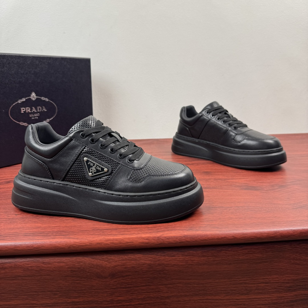 NO:834647,Batch Prada/Prada's new men's thick-soled leather sneakers!  Prada's same style thick-soled sneakers with triangle logo, a must-have for your shoe cabinet  The shoe body is made of high-quality calfskin, with a delicate texture, and is decorated with punched leather splicing. The leather is soft and tough, taking into account both texture and daily comfort. The iconic triangle logo logo. It has its own fashion brand recognition, and it keeps turning heads when you go out. 4cm thick-soled platform shoes, made of lightweight rubber foam, are lightweight  It elongates the leg line quietly, making you look taller and slimmer without being bulky. The colors are available, classic and versatile. The genuine leather lining fits the shape of your feet and will not tire your feet after long-term wear. Whether it is commuting, dating or daily outings, it can easily hold a variety of outfits. It has a light and luxurious atmosphere. It is a universal and versatile shoe in the shoe cabinet, with a complete package!  Size 39-40-41-42-43-44 Leather shoe size (can be customized to 38.45) Item No. 2307 Leather black, prada, prada, sneakers, cowhide19860909批 Prada/普拉达 新款男士厚底皮革运动鞋 ！ Prada同款三角标厚底板鞋,鞋柜刚需款 甄选优质小牛皮打造鞋身,质感细腻,搭配冲孔皮革拼接装饰,皮料柔软且韧性极好兼顾质感与日常舒适感.标志性三角logo标识.自带潮牌辨识度,出街回头率拉满.4cm厚底松糕鞋型,轻质橡胶发泡材质,悄悄拉长腿部线条,显高显瘦不笨重.色可选,经典百搭不出错.真皮内里贴合脚型,久穿不累脚.无论是通勤、约会还是日常出街,都能轻松hold住各种穿搭,自带轻奢氛围感,是鞋柜里的万能百搭款,全套包装！ 尺码39-40-41-42-43-44皮鞋尺码（可定制38.45） 货号2307皮面 黑色,,prada,prada,sneakers,cowhide,Men's shoes