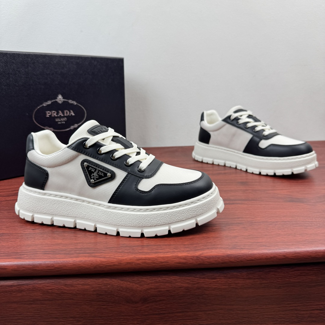 NO:834654,Batch Prada/Prada's new men's thick-soled leather sneakers!  Prada's same style thick-soled sneakers with triangle logo, a must-have for your shoe cabinet  The shoe body is made of high-quality suede leather and decorated with breathable mesh splicing. The leather material is soft and tough, taking into account both texture and daily comfort. It is breathable and not stuffy on the feet. The iconic triangle logo logo. It has a fashionable brand recognition and will turn heads when you go out on the street. 4cm thick-soled platform shoes, made of lightweight rubber foam.  It quietly elongates the leg line, making you look taller and slimmer without being bulky. Available in colors, it is classic and versatile. The leather lining fits the shape of your feet and will not tire your feet if you wear it for a long time. Whether it is commuting, dating or daily outings, it can easily hold a variety of outfits. It has a light and luxurious atmosphere. It is a universal and versatile shoe in the shoe cabinet, with a complete package!  Size 39-40-41-42-43-44 Leather shoe size (can be customized to 38.45) Item number LC916 Leather patchwork net black and white, prada, prada, sneakers19860909批 Prada/普拉达 新款男士厚底皮革运动鞋 ！ Prada同款三角标厚底板鞋,鞋柜刚需款 甄选优质反绒皮打造鞋身,搭配透气网布拼接装饰,皮料柔软且韧性极好兼顾质感与日常舒适感,透气不闷脚..标志性三角logo标识.自带潮牌辨识度,出街回头率拉满.4cm厚底松糕鞋型,轻质橡胶发泡材质,悄悄拉长腿部线条,显高显瘦不笨重.色可选,经典百搭不出错.真皮内里贴合脚型,久穿不累脚.无论是通勤、约会还是日常出街,都能轻松hold住各种穿搭,自带轻奢氛围感,是鞋柜里的万能百搭款,全套包装！ 尺码39-40-41-42-43-44皮鞋尺码（可定制38.45） 货号LC916皮拼网 黑白,,prada,prada,sneakers,Men's shoes
