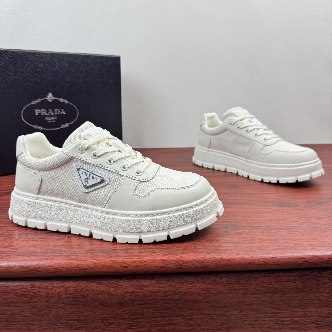 NO:834661,Batch Prada/Prada's new men's thick-soled leather sneakers!  Prada's same style thick-soled sneakers with triangle logo, a must-have for your shoe cabinet  The shoe body is made of high-quality suede leather and decorated with breathable mesh splicing. The leather material is soft and tough, taking into account both texture and daily comfort. It is breathable and not stuffy on the feet. The iconic triangle logo logo. It has a fashionable brand recognition and will turn heads when you go out on the street. 4cm thick-soled platform shoes, made of lightweight rubber foam.  It quietly elongates the leg line, making you look taller and slimmer without being bulky. Available in colors, it is classic and versatile. The leather lining fits the shape of your feet and will not tire your feet if you wear it for a long time. Whether it is commuting, dating or daily outings, it can easily hold a variety of outfits. It has a light and luxurious atmosphere. It is a universal and versatile shoe in the shoe cabinet, with a complete package!  Size 39-40-41-42-43-44 Leather shoe size (can be customized to 38.45) Item number LC916 Leather patchwork net White, prada, prada, sneakers19860909批 Prada/普拉达 新款男士厚底皮革运动鞋 ！ Prada同款三角标厚底板鞋,鞋柜刚需款 甄选优质反绒皮打造鞋身,搭配透气网布拼接装饰,皮料柔软且韧性极好兼顾质感与日常舒适感,透气不闷脚..标志性三角logo标识.自带潮牌辨识度,出街回头率拉满.4cm厚底松糕鞋型,轻质橡胶发泡材质,悄悄拉长腿部线条,显高显瘦不笨重.色可选,经典百搭不出错.真皮内里贴合脚型,久穿不累脚.无论是通勤、约会还是日常出街,都能轻松hold住各种穿搭,自带轻奢氛围感,是鞋柜里的万能百搭款,全套包装！ 尺码39-40-41-42-43-44皮鞋尺码（可定制38.45） 货号LC916皮拼网 白色,,prada,prada,sneakers,Men's shoes
