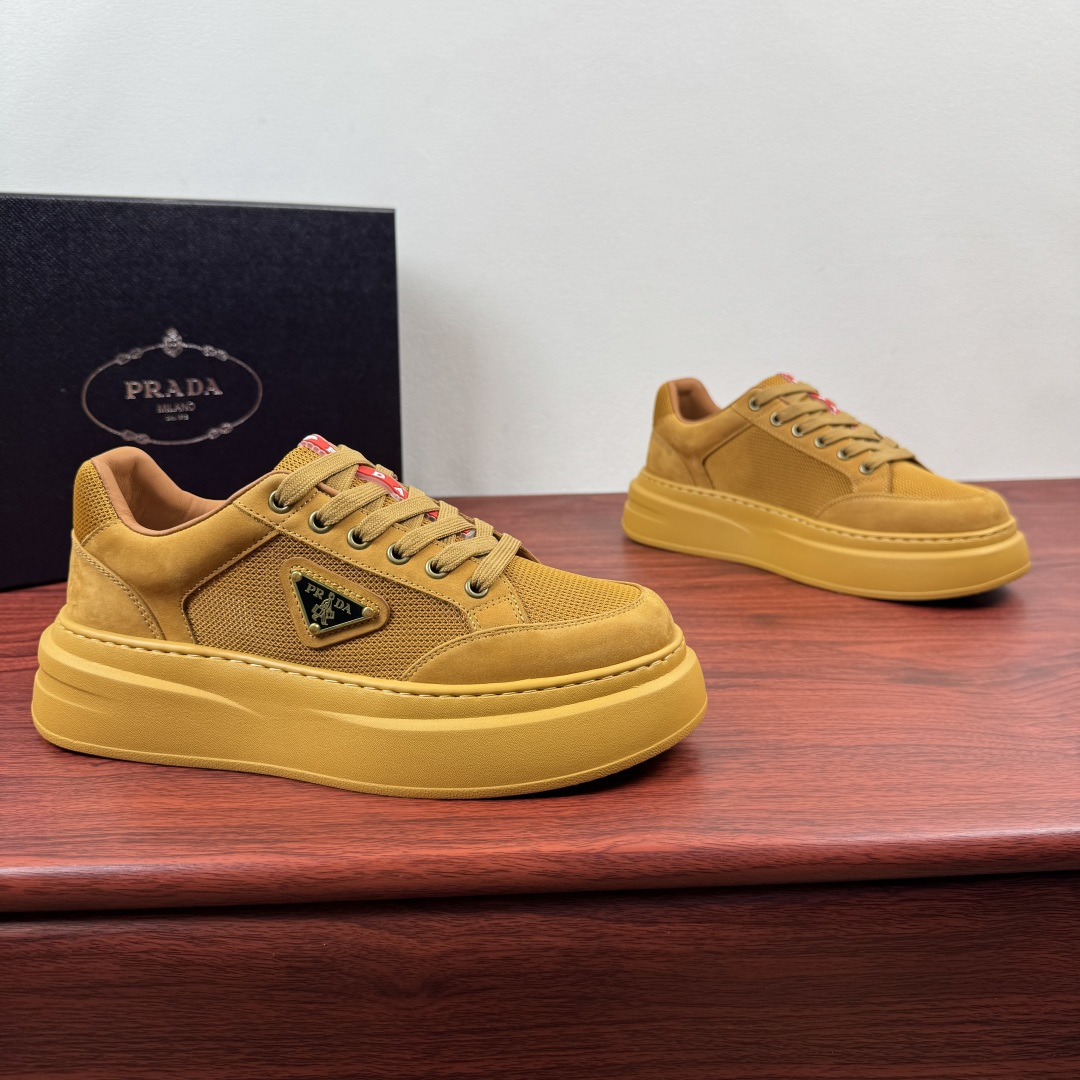 NO:834677,Batch Prada/Prada's new men's thick-soled leather sneakers!  Prada's same style thick-soled sneakers with triangle logo, a must-have for your shoe cabinet  The shoe body is made of high-quality suede leather and decorated with breathable mesh splicing. The leather material is soft and tough, taking into account both texture and daily comfort. It is breathable and not stuffy on the feet. The iconic triangle logo logo. It has a fashionable brand recognition and will turn heads when you go out on the street. 4cm thick-soled platform shoes, made of lightweight rubber foam.  It quietly elongates the leg line, making you look taller and slimmer without being bulky. Available in colors, it is classic and versatile. The leather lining fits the shape of your feet and will not tire your feet if you wear it for a long time. Whether it is commuting, dating or daily outings, it can easily hold a variety of outfits. It has a light and luxurious atmosphere. It is a universal and versatile shoe in the shoe cabinet, with a complete package!  Size 39-40-41-42-43-44 Leather shoe size (can be customized to 38.45) Item number LC629 Leather mesh brown, prada, prada, sneakers19860909批 Prada/普拉达 新款男士厚底皮革运动鞋 ！ Prada同款三角标厚底板鞋,鞋柜刚需款 甄选优质反绒皮打造鞋身,搭配透气网布拼接装饰,皮料柔软且韧性极好兼顾质感与日常舒适感,透气不闷脚..标志性三角logo标识.自带潮牌辨识度,出街回头率拉满.4cm厚底松糕鞋型,轻质橡胶发泡材质,悄悄拉长腿部线条,显高显瘦不笨重.色可选,经典百搭不出错.真皮内里贴合脚型,久穿不累脚.无论是通勤、约会还是日常出街,都能轻松hold住各种穿搭,自带轻奢氛围感,是鞋柜里的万能百搭款,全套包装！ 尺码39-40-41-42-43-44皮鞋尺码（可定制38.45） 货号LC629皮拼网 棕色,,prada,prada,sneakers,Men's shoes