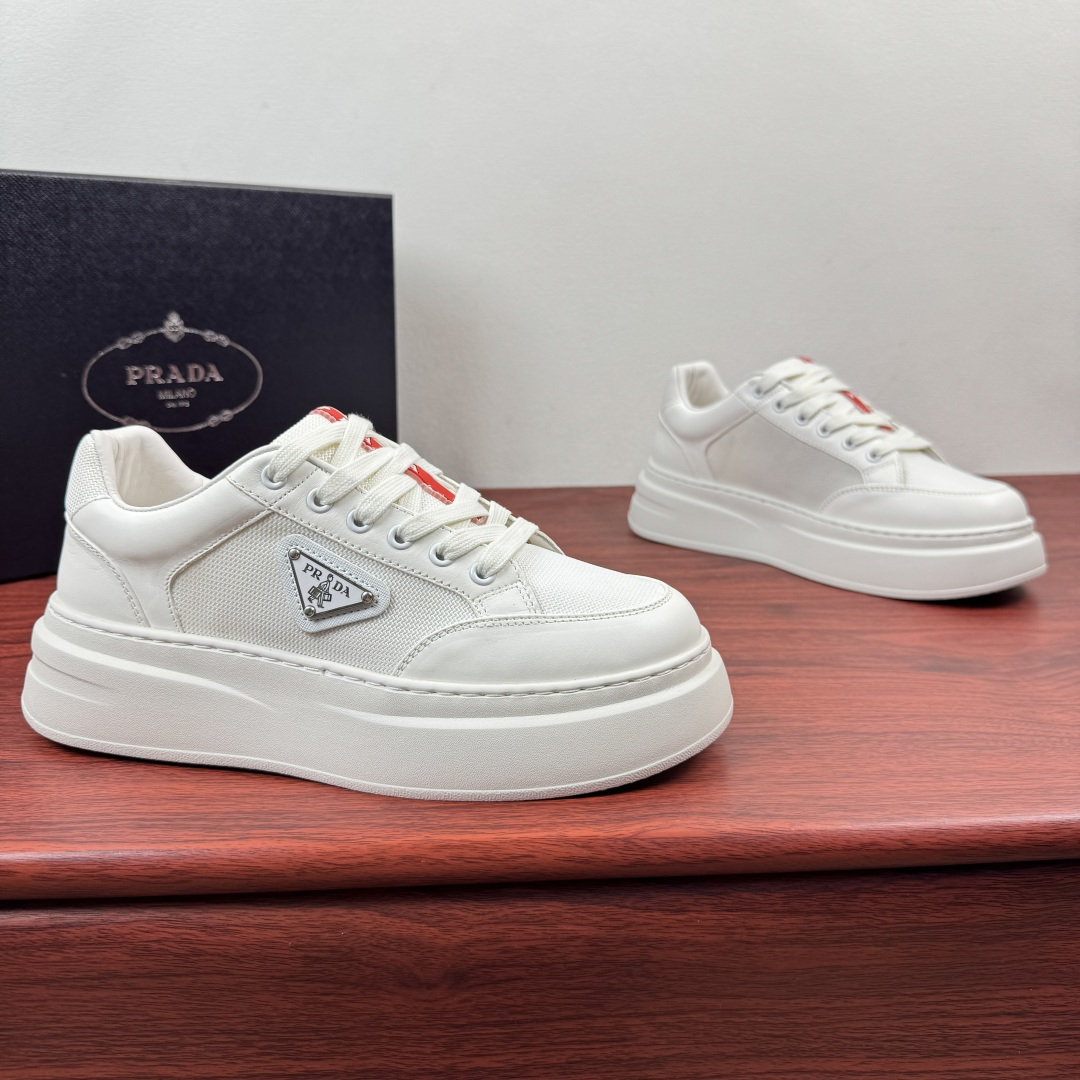 NO:834668,Batch Prada/Prada's new men's thick-soled leather sneakers!  Prada's same style thick-soled sneakers with triangle logo, a must-have for your shoe cabinet  The shoe body is made of high-quality suede leather and decorated with breathable mesh splicing. The leather material is soft and tough, taking into account both texture and daily comfort. It is breathable and not stuffy on the feet. The iconic triangle logo logo. It has a fashionable brand recognition and will turn heads when you go out on the street. 4cm thick-soled platform shoes, made of lightweight rubber foam.  It quietly elongates the leg line, making you look taller and slimmer without being bulky. Available in colors, it is classic and versatile. The leather lining fits the shape of your feet and will not tire your feet if you wear it for a long time. Whether it is commuting, dating or daily outings, it can easily hold a variety of outfits. It has a light and luxurious atmosphere. It is a universal and versatile shoe in the shoe cabinet, with a complete package!  Size 39-40-41-42-43-44 Leather shoe size (can be customized to 38.45) Item number LC629 Leather patchwork net White, prada, prada, sneakers19860909批 Prada/普拉达 新款男士厚底皮革运动鞋 ！ Prada同款三角标厚底板鞋,鞋柜刚需款 甄选优质反绒皮打造鞋身,搭配透气网布拼接装饰,皮料柔软且韧性极好兼顾质感与日常舒适感,透气不闷脚..标志性三角logo标识.自带潮牌辨识度,出街回头率拉满.4cm厚底松糕鞋型,轻质橡胶发泡材质,悄悄拉长腿部线条,显高显瘦不笨重.色可选,经典百搭不出错.真皮内里贴合脚型,久穿不累脚.无论是通勤、约会还是日常出街,都能轻松hold住各种穿搭,自带轻奢氛围感,是鞋柜里的万能百搭款,全套包装！ 尺码39-40-41-42-43-44皮鞋尺码（可定制38.45） 货号LC629皮拼网 白色,,prada,prada,sneakers,Men's shoes