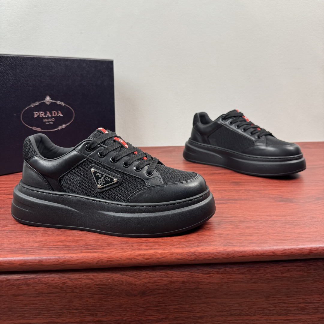 NO:834685,Batch Prada/Prada's new men's thick-soled leather sneakers!  Prada's same style thick-soled sneakers with triangle logo, a must-have for your shoe cabinet  The shoe body is made of high-quality suede leather and decorated with breathable mesh splicing. The leather material is soft and tough, taking into account both texture and daily comfort. It is breathable and not stuffy on the feet. The iconic triangle logo logo. It has a fashionable brand recognition and will turn heads when you go out on the street. 4cm thick-soled platform shoes, made of lightweight rubber foam.  It quietly elongates the leg line, making you look taller and slimmer without being bulky. Available in colors, it is classic and versatile. The leather lining fits the shape of your feet and will not tire your feet if you wear it for a long time. Whether it is commuting, dating or daily outings, it can easily hold a variety of outfits. It has a light and luxurious atmosphere. It is a universal and versatile shoe in the shoe cabinet, with a complete package!  Size 39-40-41-42-43-44 Leather shoe size (can be customized to 38.45) Item number LC629 Leather patchwork net, prada, prada, sneakers19860909批 Prada/普拉达 新款男士厚底皮革运动鞋 ！ Prada同款三角标厚底板鞋,鞋柜刚需款 甄选优质反绒皮打造鞋身,搭配透气网布拼接装饰,皮料柔软且韧性极好兼顾质感与日常舒适感,透气不闷脚..标志性三角logo标识.自带潮牌辨识度,出街回头率拉满.4cm厚底松糕鞋型,轻质橡胶发泡材质,悄悄拉长腿部线条,显高显瘦不笨重.色可选,经典百搭不出错.真皮内里贴合脚型,久穿不累脚.无论是通勤、约会还是日常出街,都能轻松hold住各种穿搭,自带轻奢氛围感,是鞋柜里的万能百搭款,全套包装！ 尺码39-40-41-42-43-44皮鞋尺码（可定制38.45） 货号LC629皮拼网,,prada,prada,sneakers,Men's shoes