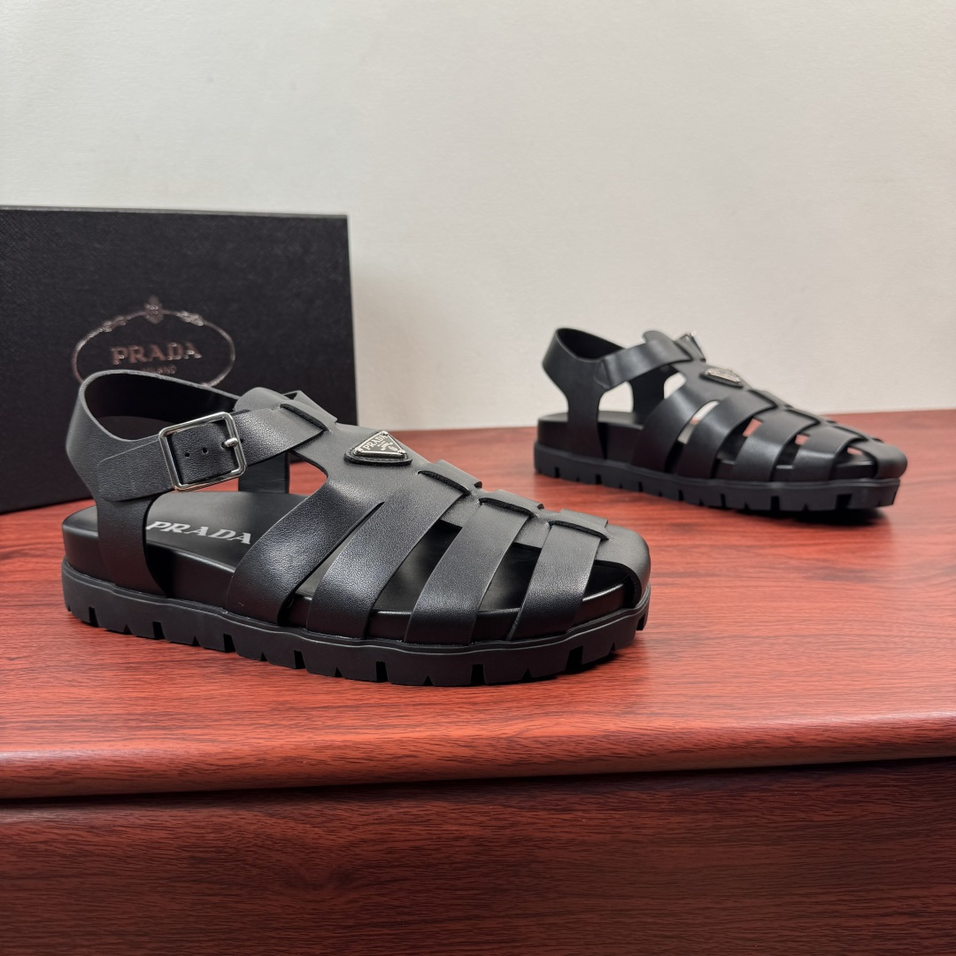 NO:850879,Batch Prada/Prada men's new leather fisherman sandals!  This sandal is made of smooth calf leather, using contemporary lines and details to reinterpret retro beach sandals. It is decorated with an enameled triangle metal logo on the front, highlighting the brand's classic features. It is equipped with an adjustable buckle back strap, a TPU insole with a screen-printed brand logo, and a convex rubber sole to show a sports and leisure style. The upper foot is comfortable and fashionable!  Comes complete with original box and dust bag!  Size 39-40-41-42-43-44 standard leather shoe size (45.46 can be customized) Item number 2X3160 black, prada, prada, sandals, espadrilles, cowhide19860909批 Prada/普拉达 男士新款皮革渔夫凉鞋 ！ 这款凉鞋采用光滑小牛皮面打造,运用当代风格线条与细节重新演绎复古沙滩凉鞋.正面饰以涂珐琅三角形金属徽标,彰显品牌经典特色.搭配可调节搭扣后袢带,TPU内底丝印品牌logo徽标,凹凸纹橡胶鞋底展现运动休闲风格.上脚舒适洋气！配全套原盒包装防尘袋！ 尺码39-40-41-42-43-44标准皮鞋码（可定制45.46） 货号2X3160 黑色,,prada,prada,sandals,espadrilles,cowhide,Men's shoes