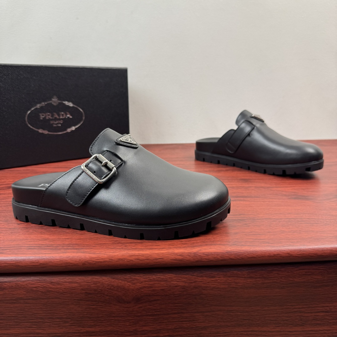 NO:851164,Batch Prada/Prada men's leather mules, classic half slippers!  These toe-toe slippers combine modern style and classic design. They are made of smooth calfskin and suede cow leather uppers. The uppers are equipped with belts, metal buckles and enameled triangular metal logos. The semi-slipper design is exquisite, casual and comfortable. It is lined with cow leather, TPU insole is screen-printed with the brand logo, and the embossed rubber sole shows a sports and leisure style. It is comfortable and stylish on the feet!  Comes complete with original box and dust bag!  Size 39-40-41-42-43-44 Standard leather shoe size (45.46 can be customized) Item No. 2S3003 Black leather, prada, prada, slippers, cowhide19860909批 Prada/普拉达 男士皮革穆勒鞋,经典半拖鞋！ 这款包头拖鞋融合摩登风范与经典设计,采用光滑小牛皮和绒面牛皮革鞋面,鞋面配有皮带、金属搭扣和涂珐琅三角形金属徽标,半拖设计风格,精致休闲又舒适,牛皮革内衬,TPU内底丝印品牌logo徽标,凹凸纹橡胶鞋底展现运动休闲风格.上脚舒适洋气！配全套原盒包装防尘袋！ 尺码39-40-41-42-43-44 标准皮鞋码（可定制45.46） 货号2S3003 黑皮,,prada,prada,slippers,cowhide,Men's shoes