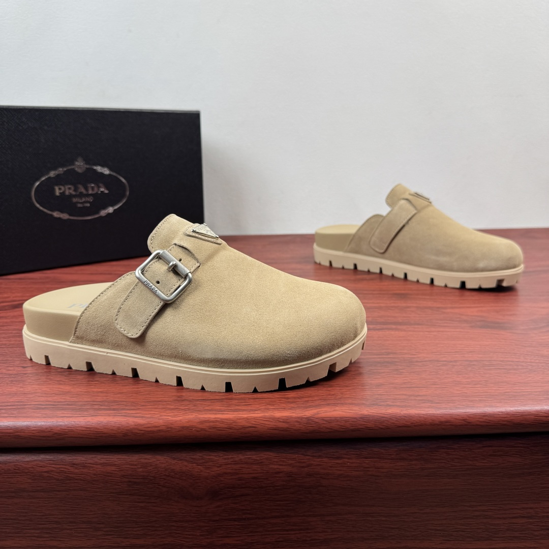 NO:851175,Batch Prada/Prada men's leather mules, classic half slippers!  These toe-toe slippers combine modern style and classic design. They are made of smooth calfskin and suede cow leather uppers. The uppers are equipped with belts, metal buckles and enameled triangular metal logos. The semi-slipper design is exquisite, casual and comfortable. It is lined with cow leather, TPU insole is screen-printed with the brand logo, and the embossed rubber sole shows a sports and leisure style. It is comfortable and stylish on the feet!  Comes complete with original box and dust bag!  Size 39-40-41-42-43-44 Standard leather shoe size (45.46 can be customized) Item No. 2S3003 Apricot, prada, prada, slippers, cowhide19860909批 Prada/普拉达 男士皮革穆勒鞋,经典半拖鞋！ 这款包头拖鞋融合摩登风范与经典设计,采用光滑小牛皮和绒面牛皮革鞋面,鞋面配有皮带、金属搭扣和涂珐琅三角形金属徽标,半拖设计风格,精致休闲又舒适,牛皮革内衬,TPU内底丝印品牌logo徽标,凹凸纹橡胶鞋底展现运动休闲风格.上脚舒适洋气！配全套原盒包装防尘袋！ 尺码39-40-41-42-43-44 标准皮鞋码（可定制45.46） 货号2S3003 杏色,,prada,prada,slippers,cowhide,Men's shoes