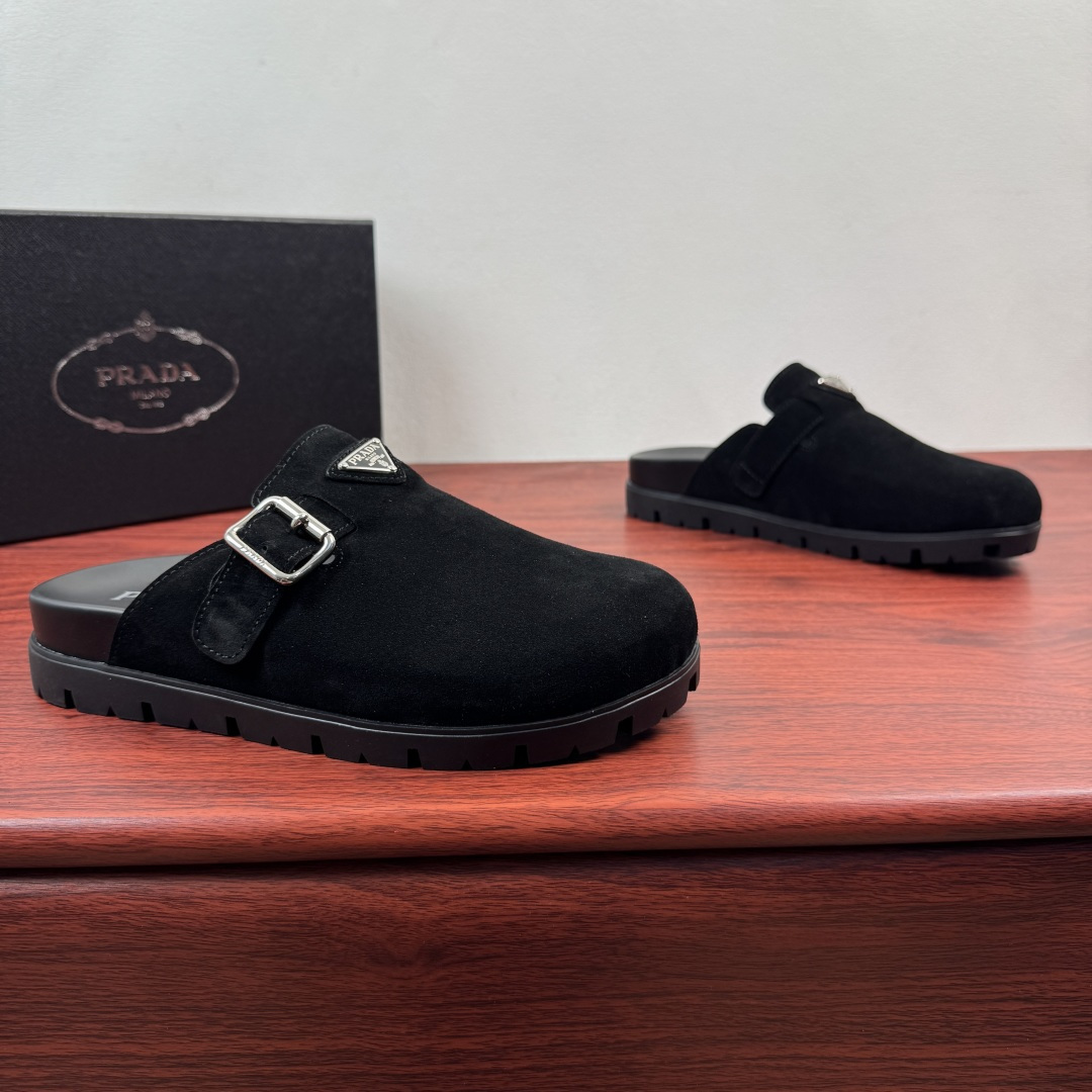NO:851094,Batch Prada/Prada men's leather mules, classic half slippers!  These toe-toe slippers combine modern style and classic design. They are made of smooth calfskin and suede cow leather uppers. The uppers are equipped with belts, metal buckles and enameled triangular metal logos. The semi-slipper design is exquisite, casual and comfortable. It is lined with cow leather, TPU insole is screen-printed with the brand logo, and the embossed rubber sole shows a sports and leisure style. It is comfortable and stylish on the feet!  Comes complete with original box and dust bag!  Size 39-40-41-42-43-44 Standard leather shoe size (45.46 can be customized) Item number 2S3003 black velvet, prada, prada, slippers, cowhide19860909批 Prada/普拉达 男士皮革穆勒鞋,经典半拖鞋！ 这款包头拖鞋融合摩登风范与经典设计,采用光滑小牛皮和绒面牛皮革鞋面,鞋面配有皮带、金属搭扣和涂珐琅三角形金属徽标,半拖设计风格,精致休闲又舒适,牛皮革内衬,TPU内底丝印品牌logo徽标,凹凸纹橡胶鞋底展现运动休闲风格.上脚舒适洋气！配全套原盒包装防尘袋！ 尺码39-40-41-42-43-44 标准皮鞋码（可定制45.46） 货号2S3003 黑绒,,prada,prada,slippers,cowhide,Men's shoes