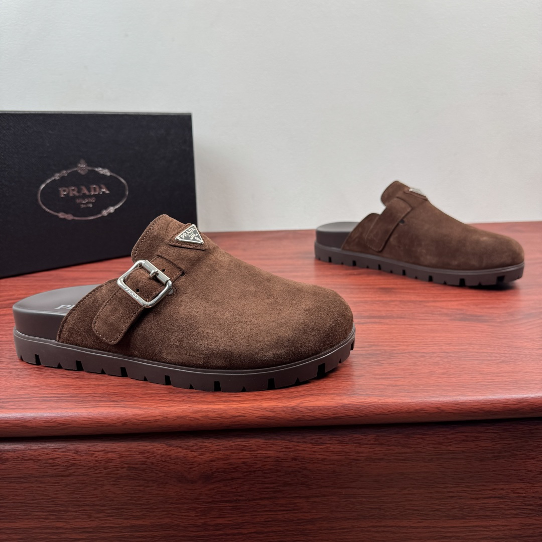 NO:851103,Batch Prada/Prada men's leather mules, classic half slippers!  These toe-toe slippers combine modern style and classic design. They are made of smooth calfskin and suede cow leather uppers. The uppers are equipped with belts, metal buckles and enameled triangular metal logos. The semi-slipper design is exquisite, casual and comfortable. It is lined with cow leather, TPU insole is screen-printed with the brand logo, and the embossed rubber sole shows a sports and leisure style. It is comfortable and stylish on the feet!  Comes complete with original box and dust bag!  Size 39-40-41-42-43-44 Standard leather shoe size (45.46 can be customized) Item No. 2S3003 Coffee color, prada, prada, slippers, cowhide19860909批 Prada/普拉达 男士皮革穆勒鞋,经典半拖鞋！ 这款包头拖鞋融合摩登风范与经典设计,采用光滑小牛皮和绒面牛皮革鞋面,鞋面配有皮带、金属搭扣和涂珐琅三角形金属徽标,半拖设计风格,精致休闲又舒适,牛皮革内衬,TPU内底丝印品牌logo徽标,凹凸纹橡胶鞋底展现运动休闲风格.上脚舒适洋气！配全套原盒包装防尘袋！ 尺码39-40-41-42-43-44 标准皮鞋码（可定制45.46） 货号2S3003 咖色,,prada,prada,slippers,cowhide,Men's shoes