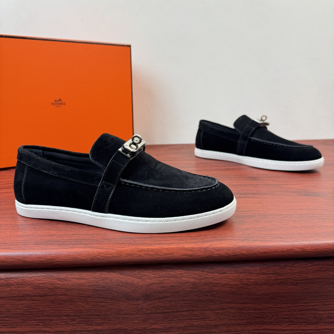 NO:850723,【Hermes】Hermes Mind series men’s leather loafers!  Made with heavy industry, we select high-quality smooth calfskin/ pebbled calfskin/ suede leather upper, matched with rubber sole and classic Kelly shoe buckle, classic shoe shape, creating daily elegant style!  The neat shoes are not picky about the shape of your feet. They are matched with white soles and feel light and comfortable on the feet. The slip-on design is lazy-friendly. Whether it is casual jeans, commuter trousers, or overalls, they can be perfectly adapted and can be easily held in various scenarios such as daily life, dating, light business, etc. Available in multiple colors, it is a treasured item that creates an effortless sense of luxury. Complete package!  Size 39-40-41-42-43-44 Standard leather shoes (can be customized to 38.45.46) Item number H261937 suede black, hermes, hermes, loafers, jeans, cowhide19860909【Hermes】爱马仕 Mind系列男士皮革乐福鞋 ！ 重工打造 甄选优质光面小牛皮/荔纹小牛皮/反绒皮皮革鞋面,搭配橡胶鞋底和经典Kelly鞋扣,经典鞋型,打造日常优雅风范！利落鞋型不挑脚型,搭配小白鞋底,脚感轻盈舒适,一脚蹬设计懒人友好.不管是休闲牛仔裤、通勤西裤,还是工装裤都能完美适配,轻松hold住日常、约会、轻商务等多种场景,多色可选,是打造不费力高级感的宝藏单品.全套包装！ 尺码39-40-41-42-43-44 标准皮鞋（可定制38.45.46） 货号H261937反绒 黑色,,hermes,hermes,loafers,jeans,cowhide,Men's shoes