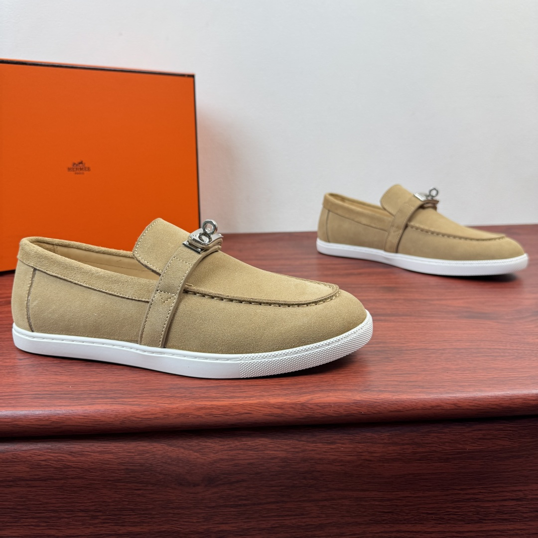 NO:850733,【Hermes】Hermes Mind series men’s leather loafers!  Made with heavy industry, we select high-quality smooth calfskin/ pebbled calfskin/ suede leather upper, matched with rubber sole and classic Kelly shoe buckle, classic shoe shape, creating daily elegant style!  The neat shoes are not picky about the shape of your feet. They are matched with white soles and feel light and comfortable on the feet. The slip-on design is lazy-friendly. Whether it is casual jeans, commuter trousers, or overalls, they can be perfectly adapted and can be easily held in various scenarios such as daily life, dating, light business, etc. Available in multiple colors, it is a treasured item that creates an effortless sense of luxury. Complete package!  Size 39-40-41-42-43-44 Standard leather shoes (can be customized to 38.45.46) Item number H261937 suede, apricot, hermes, hermes, loafers, jeans, cowhide19860909【Hermes】爱马仕 Mind系列男士皮革乐福鞋 ！ 重工打造 甄选优质光面小牛皮/荔纹小牛皮/反绒皮皮革鞋面,搭配橡胶鞋底和经典Kelly鞋扣,经典鞋型,打造日常优雅风范！利落鞋型不挑脚型,搭配小白鞋底,脚感轻盈舒适,一脚蹬设计懒人友好.不管是休闲牛仔裤、通勤西裤,还是工装裤都能完美适配,轻松hold住日常、约会、轻商务等多种场景,多色可选,是打造不费力高级感的宝藏单品.全套包装！ 尺码39-40-41-42-43-44 标准皮鞋（可定制38.45.46） 货号H261937反绒 杏色,,hermes,hermes,loafers,jeans,cowhide,Men's shoes