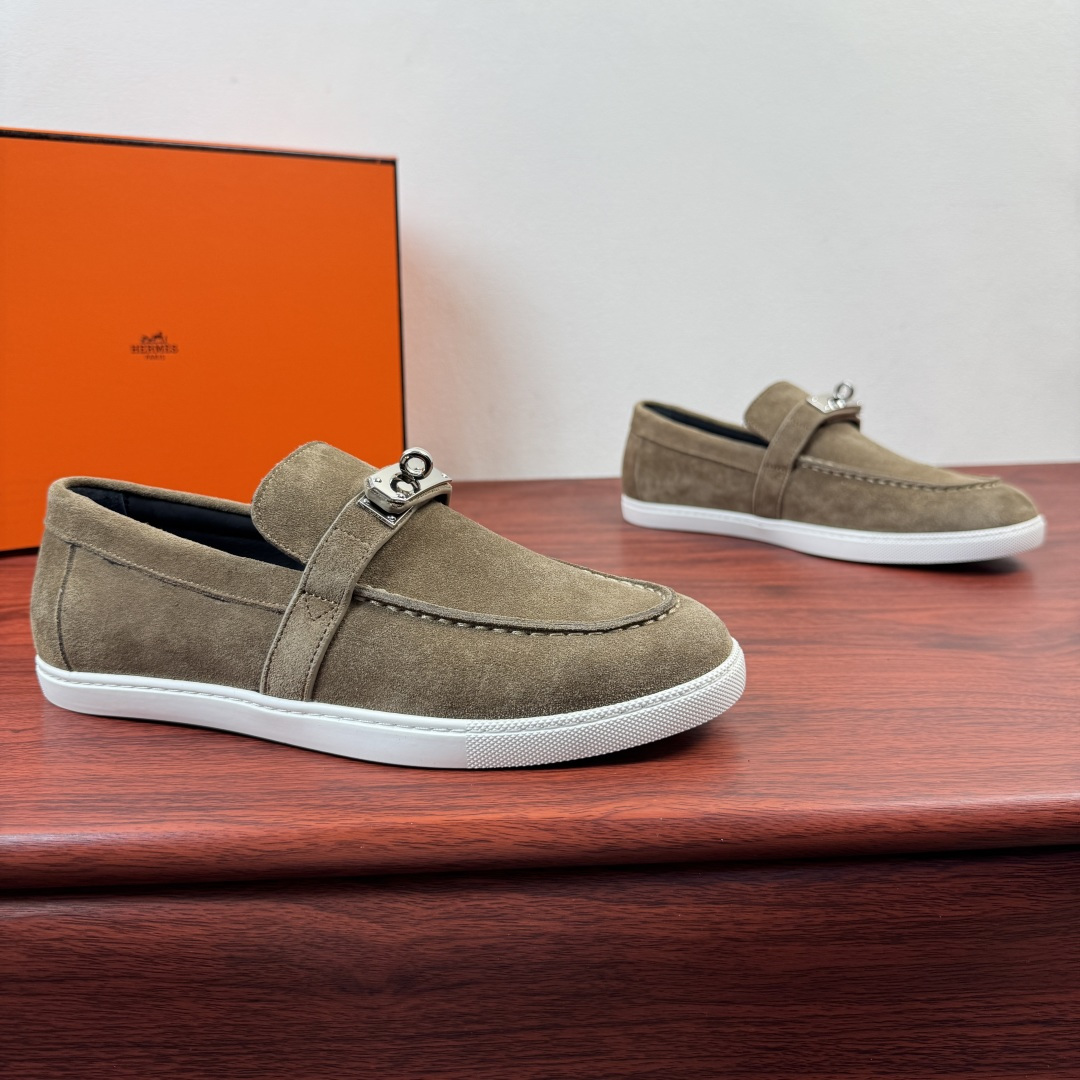 NO:850743,【Hermes】Hermes Mind series men’s leather loafers!  Made with heavy industry, we select high-quality smooth calfskin/ pebbled calfskin/ suede leather upper, matched with rubber sole and classic Kelly shoe buckle, classic shoe shape, creating daily elegant style!  The neat shoes are not picky about the shape of your feet. They are matched with white soles and feel light and comfortable on the feet. The slip-on design is lazy-friendly. Whether it is casual jeans, commuter trousers, or overalls, they can be perfectly adapted and can be easily held in various scenarios such as daily life, dating, light business, etc. Available in multiple colors, it is a treasured item that creates an effortless sense of luxury. Complete package!  Size 39-40-41-42-43-44 Standard leather shoes (38.45.46 can be customized) Item number H261937 suede brown, hermes, hermes, loafers, jeans, cowhide19860909【Hermes】爱马仕 Mind系列男士皮革乐福鞋 ！ 重工打造 甄选优质光面小牛皮/荔纹小牛皮/反绒皮皮革鞋面,搭配橡胶鞋底和经典Kelly鞋扣,经典鞋型,打造日常优雅风范！利落鞋型不挑脚型,搭配小白鞋底,脚感轻盈舒适,一脚蹬设计懒人友好.不管是休闲牛仔裤、通勤西裤,还是工装裤都能完美适配,轻松hold住日常、约会、轻商务等多种场景,多色可选,是打造不费力高级感的宝藏单品.全套包装！ 尺码39-40-41-42-43-44 标准皮鞋（可定制38.45.46） 货号H261937反绒 棕色,,hermes,hermes,loafers,jeans,cowhide,Men's shoes