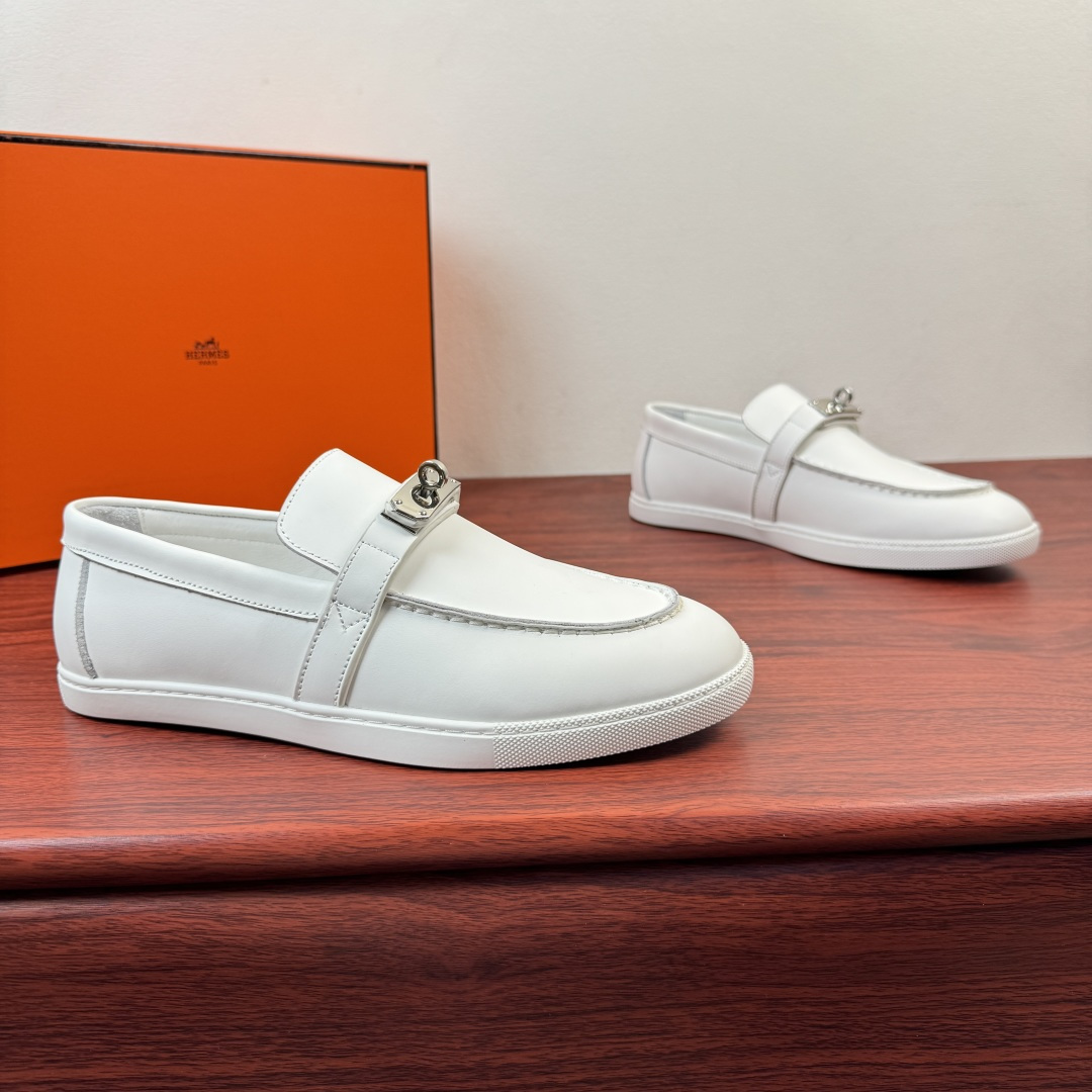 NO:850754,【Hermes】Hermes Mind series men’s leather loafers!  Made with heavy industry, we select high-quality smooth calfskin/ pebbled calfskin/ suede leather upper, matched with rubber sole and classic Kelly shoe buckle, classic shoe shape, creating daily elegant style!  The neat shoes are not picky about the shape of your feet. They are matched with white soles and feel light and comfortable on the feet. The slip-on design is lazy-friendly. Whether it is casual jeans, commuter trousers, or overalls, they can be perfectly adapted and can be easily held in various scenarios such as daily life, dating, light business, etc. Available in multiple colors, it is a treasured item that creates an effortless sense of luxury. Complete package!  Size 39-40-41-42-43-44 Standard leather shoes (can be customized to 38.45.46) Item No. H261937 Smooth leather white, hermes, hermes, loafers, jeans, cowhide19860909【Hermes】爱马仕 Mind系列男士皮革乐福鞋 ！ 重工打造 甄选优质光面小牛皮/荔纹小牛皮/反绒皮皮革鞋面,搭配橡胶鞋底和经典Kelly鞋扣,经典鞋型,打造日常优雅风范！利落鞋型不挑脚型,搭配小白鞋底,脚感轻盈舒适,一脚蹬设计懒人友好.不管是休闲牛仔裤、通勤西裤,还是工装裤都能完美适配,轻松hold住日常、约会、轻商务等多种场景,多色可选,是打造不费力高级感的宝藏单品.全套包装！ 尺码39-40-41-42-43-44 标准皮鞋（可定制38.45.46） 货号H261937光面皮 白色,,hermes,hermes,loafers,jeans,cowhide,Men's shoes