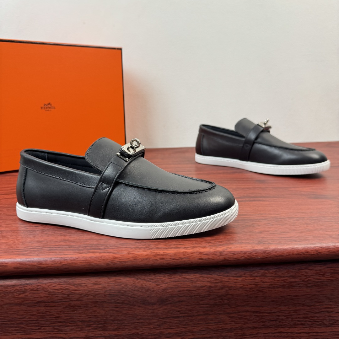 NO:850765,【Hermes】Hermes Mind series men’s leather loafers!  Made with heavy industry, we select high-quality smooth calfskin/ pebbled calfskin/ suede leather upper, matched with rubber sole and classic Kelly shoe buckle, classic shoe shape, creating daily elegant style!  The neat shoes are not picky about the shape of your feet. They are matched with white soles and feel light and comfortable on the feet. The slip-on design is lazy-friendly. Whether it is casual jeans, commuter trousers, or overalls, they can be perfectly adapted and can be easily held in various scenarios such as daily life, dating, light business, etc. Available in multiple colors, it is a treasured item that creates an effortless sense of luxury. Complete package!  Size 39-40-41-42-43-44 Standard leather shoes (can be customized to 38.45.46) Item No. H261937 Smooth leather black, hermes, hermes, loafers, jeans, cowhide19860909【Hermes】爱马仕 Mind系列男士皮革乐福鞋 ！ 重工打造 甄选优质光面小牛皮/荔纹小牛皮/反绒皮皮革鞋面,搭配橡胶鞋底和经典Kelly鞋扣,经典鞋型,打造日常优雅风范！利落鞋型不挑脚型,搭配小白鞋底,脚感轻盈舒适,一脚蹬设计懒人友好.不管是休闲牛仔裤、通勤西裤,还是工装裤都能完美适配,轻松hold住日常、约会、轻商务等多种场景,多色可选,是打造不费力高级感的宝藏单品.全套包装！ 尺码39-40-41-42-43-44 标准皮鞋（可定制38.45.46） 货号H261937光面皮 黑色,,hermes,hermes,loafers,jeans,cowhide,Men's shoes