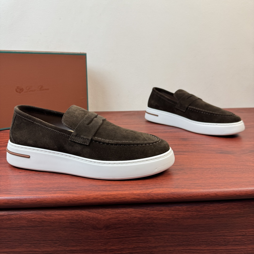 NO:851066,Batch LoroPiana/nuoyoupiana Summer Walk summer new men's thick-soled leather loafers!  These loafers are made of top-grade suede/grained cowhide that has been treated with water-repellent treatment. The leather is delicate and soft to the touch, with a high-grade matte texture. It has a retro charm over time. It is paired with a rubber sole, which is a classic. The complicated craftsmanship and meticulous structure make the shoe light and soft, allowing you to walk comfortably and freely. The genuine leather midsole is equipped with  Equipped with thickened latex foot pads, the bottom layer is made of genuine calfskin, and the upper foot is breathable and skin-friendly. It can be worn for a long time without getting stuffy and sweaty, and avoids embarrassing foot grinding. The slip-on design is suitable for casual pants, jeans, and trousers, and can be easily held when commuting or traveling. It is available in multiple colors, showing texture and style in a low-key manner. It is a must-have and versatile style for urban sportsmen. The complete package comes with a handbag!  Size 39-40-41-42-43-44 leather shoe size (38.45.46 can be customized) Item number FAN0236 suede coffee color, loro piana, loafers, jeans, cowhide19860909批 LoroPiana/诺悠翩雅 Summer Walk夏季新款男士厚底皮革乐福鞋！ 这款乐福鞋采用经过防泼水处理的顶级反绒/粒面牛皮打造鞋面,皮料触感细腻软糯,自带高级哑光质感,越穿越有复古韵味.搭配橡胶鞋底,为经典之作.繁复的匠艺工序,精心考究的结构,令鞋款轻盈而柔软,让您行走舒适自如.真皮中底,搭配加厚乳胶垫脚真皮底层,内里全小牛皮,上脚透气亲肤,久穿不闷汗,告别磨脚尴尬.一脚蹬设计,适配休闲裤、牛仔裤、西裤,通勤、出游都能轻松hold住,多色可选,低调中尽显质感格调,是都市型男的必备百搭款,全套包装带手提袋！ 尺码39-40-41-42-43-44皮鞋尺码（可定制38.45.46） 货号FAN0236反绒 咖色,,loro piana,loafers,jeans,cowhide,Men's shoes