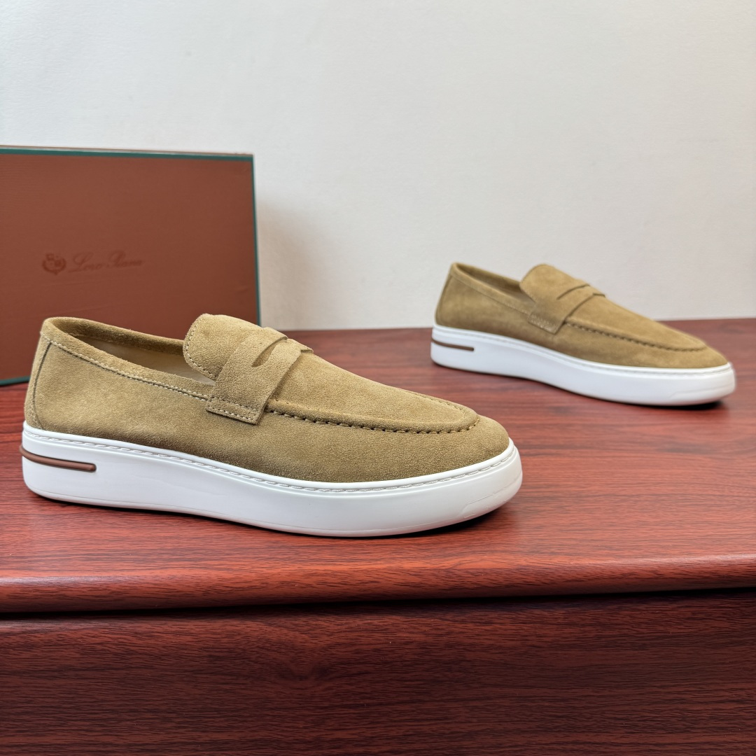 NO:851076,Batch LoroPiana/nuoyoupiana Summer Walk summer new men's thick-soled leather loafers!  These loafers are made of top-grade suede/grained cowhide that has been treated with water-repellent treatment. The leather is delicate and soft to the touch, with a high-grade matte texture. It has a retro charm over time. It is paired with a rubber sole, which is a classic. The complicated craftsmanship and meticulous structure make the shoe light and soft, allowing you to walk comfortably and freely. The genuine leather midsole is equipped with  Equipped with thickened latex foot pads, the bottom layer is made of genuine calfskin, and the upper foot is breathable and skin-friendly. It can be worn for a long time without getting stuffy and sweaty, and avoids embarrassing foot grinding. The slip-on design is suitable for casual pants, jeans, and trousers, and can be easily held when commuting or traveling. It is available in multiple colors, showing texture and style in a low-key manner. It is a must-have and versatile style for urban sportsmen. The complete package comes with a handbag!  Size 39-40-41-42-43-44 leather shoe size (can be customized to 38.45.46) Item number FAN0236 suede brown, loro piana, loafers, jeans, cowhide19860909批 LoroPiana/诺悠翩雅 Summer Walk夏季新款男士厚底皮革乐福鞋！ 这款乐福鞋采用经过防泼水处理的顶级反绒/粒面牛皮打造鞋面,皮料触感细腻软糯,自带高级哑光质感,越穿越有复古韵味.搭配橡胶鞋底,为经典之作.繁复的匠艺工序,精心考究的结构,令鞋款轻盈而柔软,让您行走舒适自如.真皮中底,搭配加厚乳胶垫脚真皮底层,内里全小牛皮,上脚透气亲肤,久穿不闷汗,告别磨脚尴尬.一脚蹬设计,适配休闲裤、牛仔裤、西裤,通勤、出游都能轻松hold住,多色可选,低调中尽显质感格调,是都市型男的必备百搭款,全套包装带手提袋！ 尺码39-40-41-42-43-44皮鞋尺码（可定制38.45.46） 货号FAN0236反绒 棕色,,loro piana,loafers,jeans,cowhide,Men's shoes