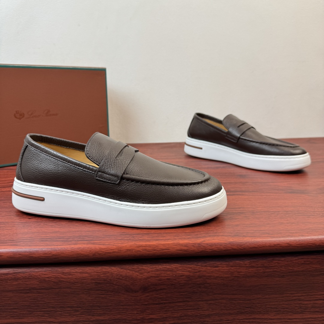 NO:851085,Batch LoroPiana/nuoyoupiana Summer Walk summer new men's thick-soled leather loafers!  These loafers are made of top-grade suede/grained cowhide that has been treated with water-repellent treatment. The leather is delicate and soft to the touch, with a high-grade matte texture. It has a retro charm over time. It is paired with a rubber sole, which is a classic. The complicated craftsmanship and meticulous structure make the shoe light and soft, allowing you to walk comfortably and freely. The genuine leather midsole is equipped with  Equipped with thickened latex foot pads, the bottom layer is made of genuine calfskin, and the upper foot is breathable and skin-friendly. It can be worn for a long time without getting stuffy and sweaty, and avoids embarrassing foot grinding. The slip-on design is suitable for casual pants, jeans, and trousers, and can be easily held when commuting or traveling. It is available in multiple colors, showing texture and style in a low-key manner. It is a must-have and versatile style for urban sportsmen. The complete package comes with a handbag!  Size 39-40-41-42-43-44 leather shoe size (can be customized to 38.45.46) Item number FAN0236 Leather surface coffee color, loro piana, loafers, jeans, cowhide19860909批 LoroPiana/诺悠翩雅 Summer Walk夏季新款男士厚底皮革乐福鞋！ 这款乐福鞋采用经过防泼水处理的顶级反绒/粒面牛皮打造鞋面,皮料触感细腻软糯,自带高级哑光质感,越穿越有复古韵味.搭配橡胶鞋底,为经典之作.繁复的匠艺工序,精心考究的结构,令鞋款轻盈而柔软,让您行走舒适自如.真皮中底,搭配加厚乳胶垫脚真皮底层,内里全小牛皮,上脚透气亲肤,久穿不闷汗,告别磨脚尴尬.一脚蹬设计,适配休闲裤、牛仔裤、西裤,通勤、出游都能轻松hold住,多色可选,低调中尽显质感格调,是都市型男的必备百搭款,全套包装带手提袋！ 尺码39-40-41-42-43-44皮鞋尺码（可定制38.45.46） 货号FAN0236皮面 咖色,,loro piana,loafers,jeans,cowhide,Men's shoes