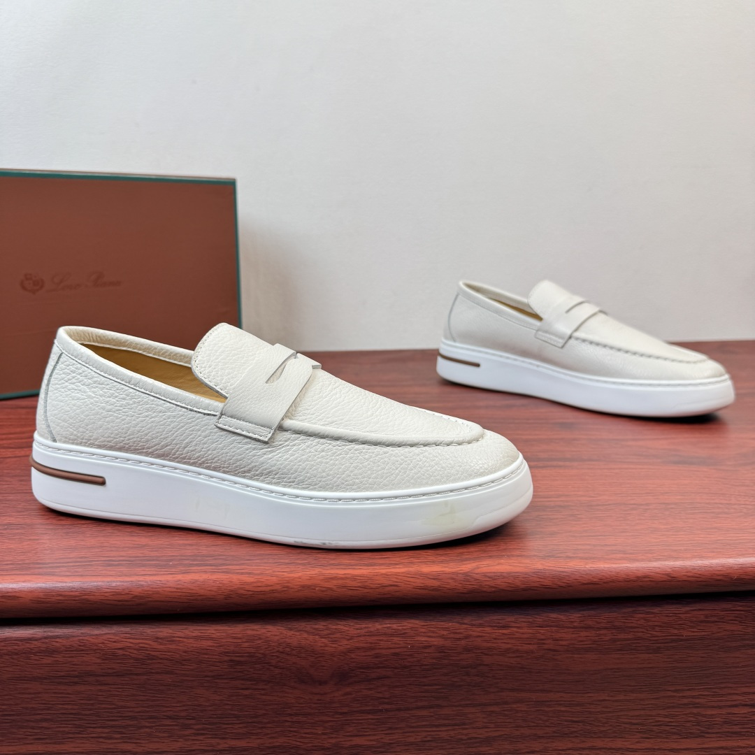 NO:851089,Batch LoroPiana/nuoyoupiana Summer Walk summer new men's thick-soled leather loafers!  These loafers are made of top-grade suede/grained cowhide that has been treated with water-repellent treatment. The leather is delicate and soft to the touch, with a high-grade matte texture. It has a retro charm over time. It is paired with a rubber sole, which is a classic. The complicated craftsmanship and meticulous structure make the shoe light and soft, allowing you to walk comfortably and freely. The genuine leather midsole is equipped with  Equipped with thickened latex foot pads, the bottom layer is made of genuine calfskin, and the upper foot is breathable and skin-friendly. It can be worn for a long time without getting stuffy and sweaty, and avoids embarrassing foot grinding. The slip-on design is suitable for casual pants, jeans, and trousers, and can be easily held when commuting or traveling. It is available in multiple colors, showing texture and style in a low-key manner. It is a must-have and versatile style for urban sportsmen. The complete package comes with a handbag!  Size 39-40-41-42-43-44 leather shoe size (can be customized to 38.45.46) Item number FAN0236 leather surface white, loro piana, loafers, jeans, cowhide19860909批 LoroPiana/诺悠翩雅 Summer Walk夏季新款男士厚底皮革乐福鞋！ 这款乐福鞋采用经过防泼水处理的顶级反绒/粒面牛皮打造鞋面,皮料触感细腻软糯,自带高级哑光质感,越穿越有复古韵味.搭配橡胶鞋底,为经典之作.繁复的匠艺工序,精心考究的结构,令鞋款轻盈而柔软,让您行走舒适自如.真皮中底,搭配加厚乳胶垫脚真皮底层,内里全小牛皮,上脚透气亲肤,久穿不闷汗,告别磨脚尴尬.一脚蹬设计,适配休闲裤、牛仔裤、西裤,通勤、出游都能轻松hold住,多色可选,低调中尽显质感格调,是都市型男的必备百搭款,全套包装带手提袋！ 尺码39-40-41-42-43-44皮鞋尺码（可定制38.45.46） 货号FAN0236皮面 白色,,loro piana,loafers,jeans,cowhide,Men's shoes