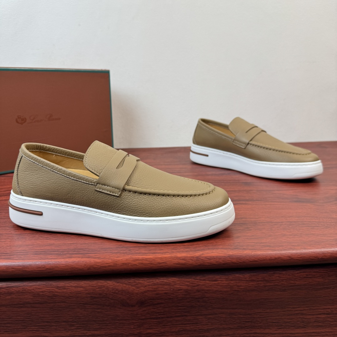 NO:851098,Batch LoroPiana/nuoyoupiana Summer Walk summer new men's thick-soled leather loafers!  These loafers are made of top-grade suede/grained cowhide that has been treated with water-repellent treatment. The leather is delicate and soft to the touch, with a high-grade matte texture. It has a retro charm over time. It is paired with a rubber sole, which is a classic. The complicated craftsmanship and meticulous structure make the shoe light and soft, allowing you to walk comfortably and freely. The genuine leather midsole is equipped with  Equipped with thickened latex foot pads, the bottom layer is made of genuine calfskin, and the upper foot is breathable and skin-friendly. It can be worn for a long time without getting stuffy and sweaty, and avoids embarrassing foot grinding. The slip-on design is suitable for casual pants, jeans, and trousers, and can be easily held when commuting or traveling. It is available in multiple colors, showing texture and style in a low-key manner. It is a must-have and versatile style for urban sportsmen. The complete package comes with a handbag!  Size 39-40-41-42-43-44 leather shoe size (can be customized to 38.45.46) Item number FAN0236 leather brown, loro piana, loafers, jeans, cowhide19860909批 LoroPiana/诺悠翩雅 Summer Walk夏季新款男士厚底皮革乐福鞋！ 这款乐福鞋采用经过防泼水处理的顶级反绒/粒面牛皮打造鞋面,皮料触感细腻软糯,自带高级哑光质感,越穿越有复古韵味.搭配橡胶鞋底,为经典之作.繁复的匠艺工序,精心考究的结构,令鞋款轻盈而柔软,让您行走舒适自如.真皮中底,搭配加厚乳胶垫脚真皮底层,内里全小牛皮,上脚透气亲肤,久穿不闷汗,告别磨脚尴尬.一脚蹬设计,适配休闲裤、牛仔裤、西裤,通勤、出游都能轻松hold住,多色可选,低调中尽显质感格调,是都市型男的必备百搭款,全套包装带手提袋！ 尺码39-40-41-42-43-44皮鞋尺码（可定制38.45.46） 货号FAN0236皮面棕色,,loro piana,loafers,jeans,cowhide,Men's shoes