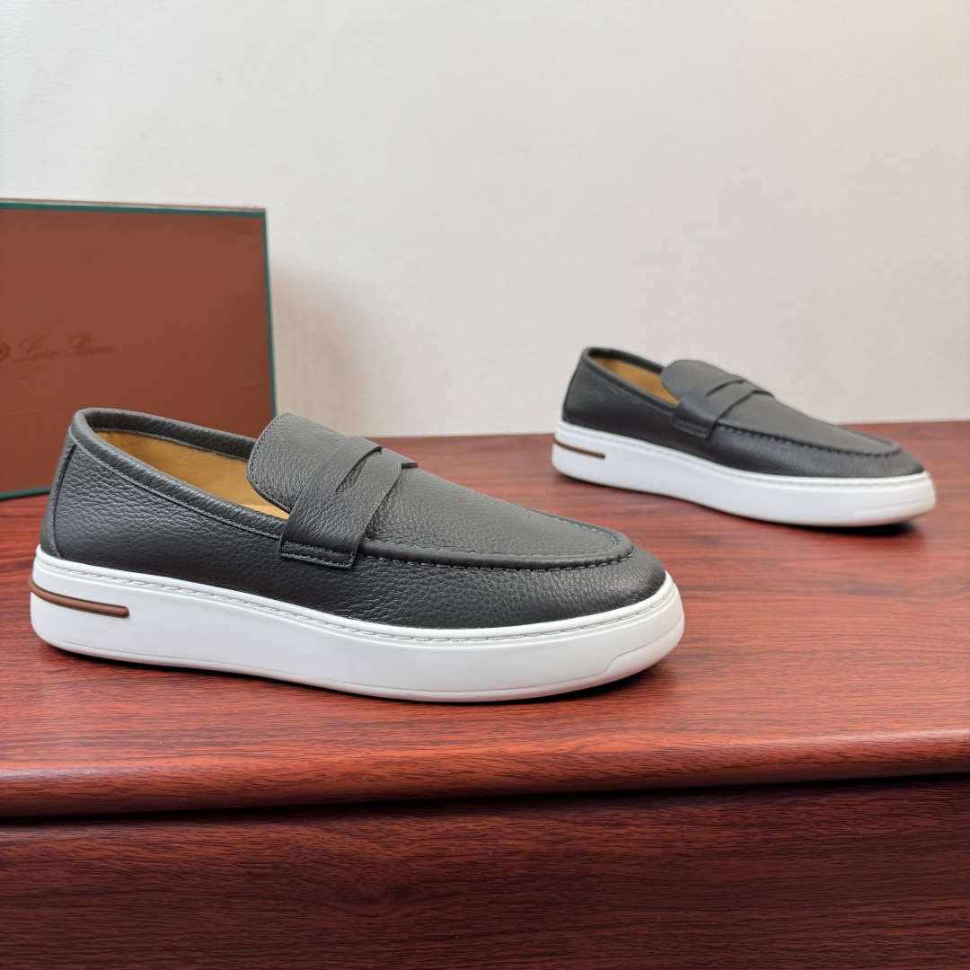 NO:851107,Batch LoroPiana/nuoyoupiana Summer Walk summer new men's thick-soled leather loafers!  These loafers are made of top-grade suede/grained cowhide that has been treated with water-repellent treatment. The leather is delicate and soft to the touch, with a high-grade matte texture. It has a retro charm over time. It is paired with a rubber sole, which is a classic. The complicated craftsmanship and meticulous structure make the shoe light and soft, allowing you to walk comfortably and freely. The genuine leather midsole is equipped with  Equipped with thickened latex foot pads, the bottom layer is made of genuine calfskin, and the upper foot is breathable and skin-friendly. It can be worn for a long time without getting stuffy and sweaty, and avoids embarrassing foot grinding. The slip-on design is suitable for casual pants, jeans, and trousers, and can be easily held when commuting or traveling. It is available in multiple colors, showing texture and style in a low-key manner. It is a must-have and versatile style for urban sportsmen. The complete package comes with a handbag!  Size 39-40-41-42-43-44 leather shoe size (can be customized to 38.45.46) Item number FAN0236 leather black, loro piana, loafers, jeans, cowhide19860909批 LoroPiana/诺悠翩雅 Summer Walk夏季新款男士厚底皮革乐福鞋！ 这款乐福鞋采用经过防泼水处理的顶级反绒/粒面牛皮打造鞋面,皮料触感细腻软糯,自带高级哑光质感,越穿越有复古韵味.搭配橡胶鞋底,为经典之作.繁复的匠艺工序,精心考究的结构,令鞋款轻盈而柔软,让您行走舒适自如.真皮中底,搭配加厚乳胶垫脚真皮底层,内里全小牛皮,上脚透气亲肤,久穿不闷汗,告别磨脚尴尬.一脚蹬设计,适配休闲裤、牛仔裤、西裤,通勤、出游都能轻松hold住,多色可选,低调中尽显质感格调,是都市型男的必备百搭款,全套包装带手提袋！ 尺码39-40-41-42-43-44皮鞋尺码（可定制38.45.46） 货号FAN0236皮面 黑色,,loro piana,loafers,jeans,cowhide,Men's shoes