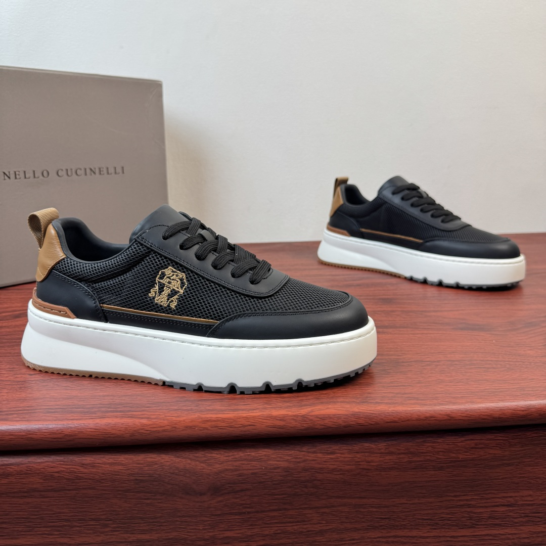 NO:851042,Batch Brunello Cucinelli's new summer hollow thick-soled casual shoes, with Italian texture and light trend!  The upper is made of first-layer cowhide and hollow breathable mesh, which has both flexible texture and breathable properties. It fits the feet without getting sweaty when walking. The classic sneaker silhouette is integrated into the 5cm thick sole design, and the lightweight foam material creates a cloud-like foot feel. It makes you taller and slimmer while not tiring after long-term wear. The basic model uses pure white and black to interpret minimalist aesthetics, with low-key textures embossed on the shoe body. Color matching  The leather splicing mesh has a retro atmosphere, and the contrasting color splicing has clear layers. The all-white version is embellished with graphic logos, suitable for commuting, dating and other scenarios. Whether paired with suit pants to create a relaxed commuting style, or paired with jeans to unlock the street trend, this pair of shoes can be the finishing touch of the style, allowing you to find the perfect balance between comfort and style. Complete package!  Size 39-40-41-42-43-44 Standard leather shoe size (38/45 can be customized but does not support returns) Item number T7815-3 Black, brunello cucinelli, jeans, business suit, cowhide19860909批 Brunello Cucinelli 夏季新款镂空厚底休闲鞋,意式质感,轻潮登场! 甄选头层牛皮与镂空透气网布拼接鞋面,兼具柔韧质感与透气属性,行走间贴合脚面不闷汗.经典板鞋轮廓融入5cm厚底设计,轻量发泡材质打造云端脚感,增高显瘦的同时,久穿不累.基础款以纯白与黑色诠释极简美学,鞋身压印低调纹理.拼色皮料拼接网布自带复古氛围,撞色拼接层次分明.全白版本则以图案标点缀,适配通勤、约会等多场景.无论是搭配西装裤打造松弛感通勤风,还是配牛仔裤解锁街头潮流,这双鞋都能成为造型点睛之笔,让你在舒适与格调间找到完美平衡.全套包装！ 尺码39-40-41-42-43-44 标准皮鞋码（38/45可定做但不支持退换） 货号T7815-3 黑色,,brunello cucinelli,jeans,business suit,cowhide,Men's shoes